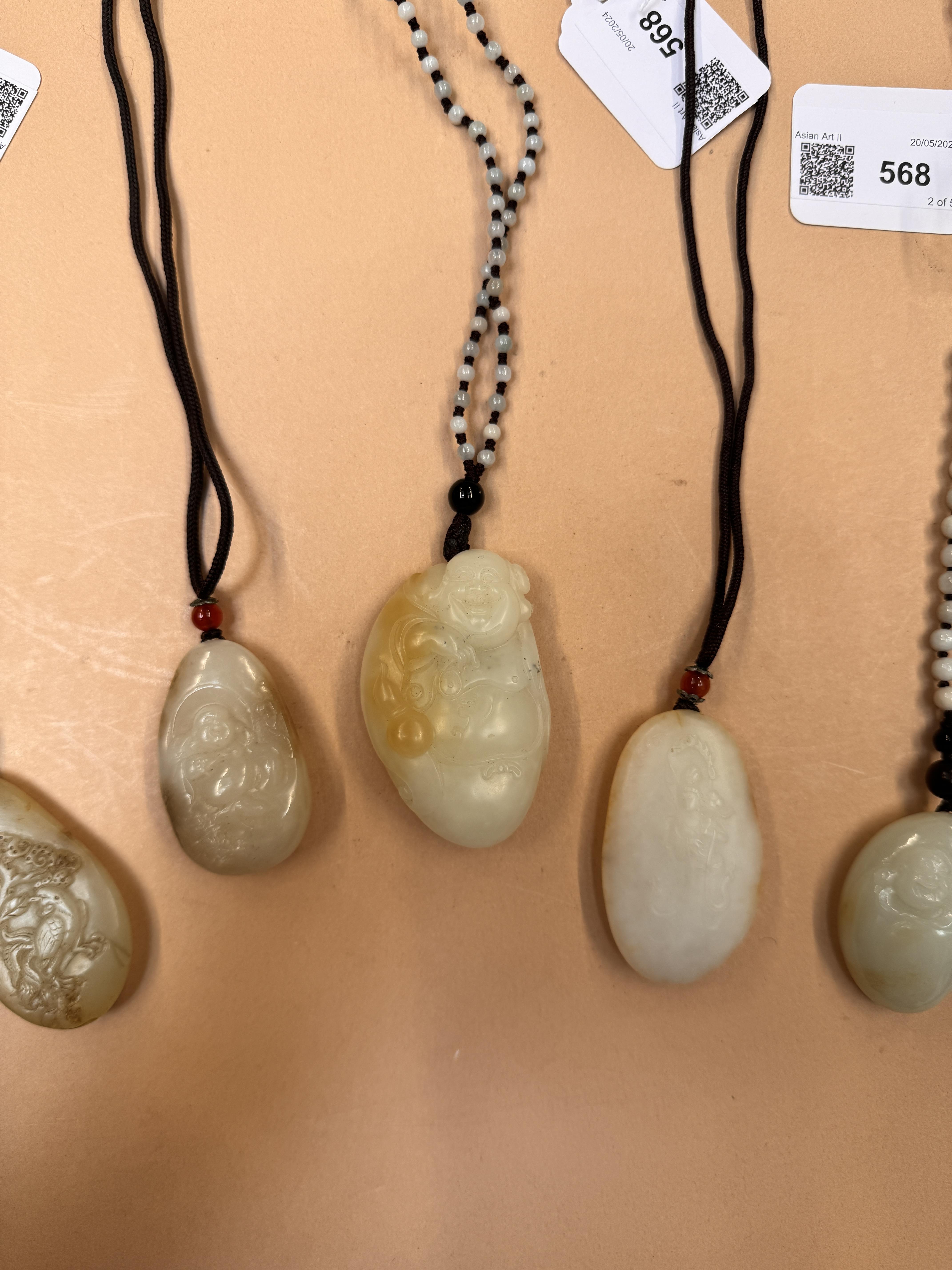 FIVE CHINESE JADE PENDANTS 二十世紀 玉吊飾一組五件 - Image 13 of 18