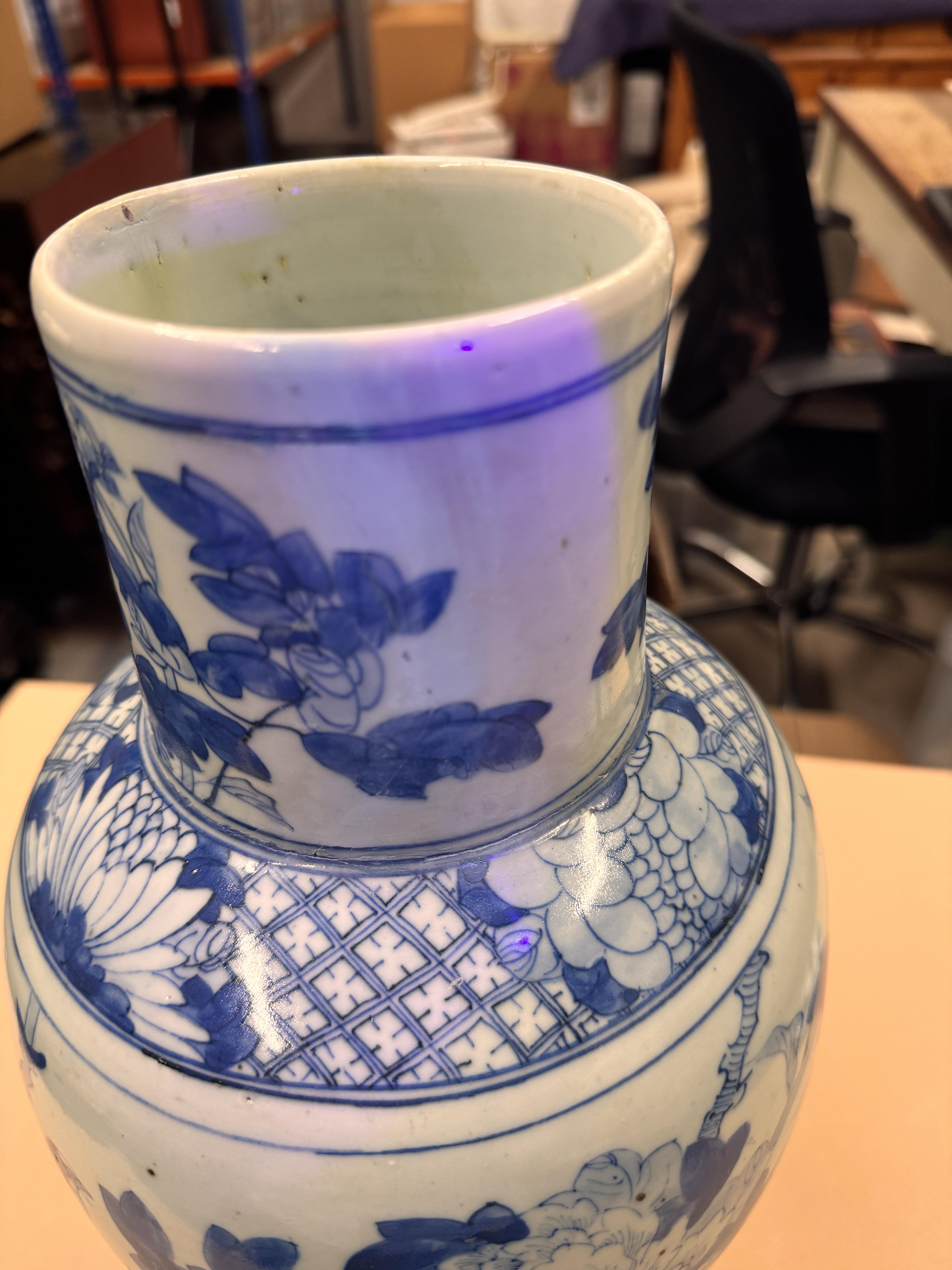 A CHINESE BLUE AND WHITE BALUSTER VASE AND COVER 清十九世紀 青花花鳥圖紋獅鈕蓋罐 - Image 3 of 28