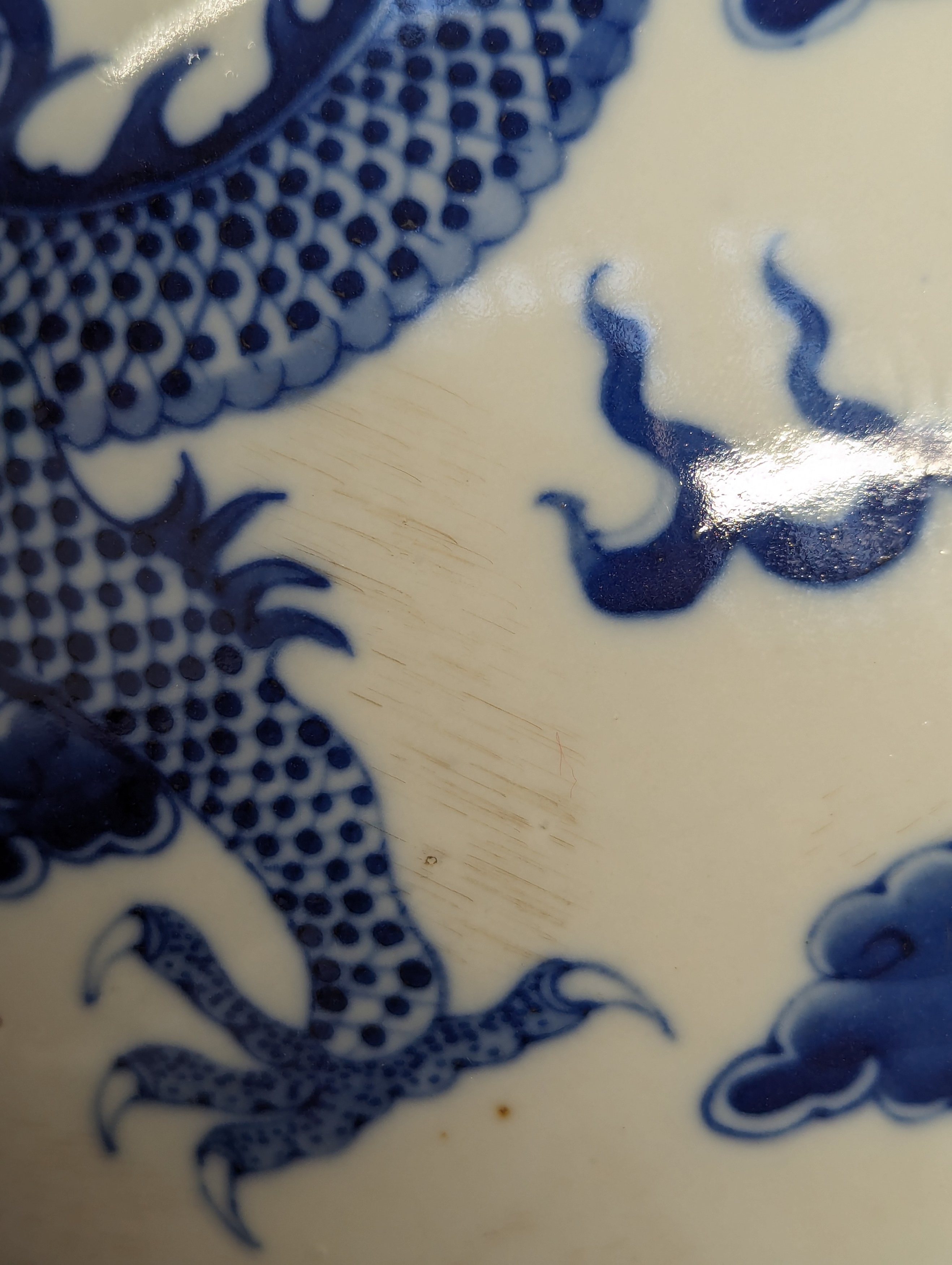 A CHINESE BLUE AND WHITE 'DRAGONS' VASE 清十九世紀 青花雲龍紋瓶 - Image 6 of 28