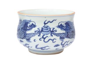 A CHINESE BLUE AND WHITE JARDINIÈRE 十九或二十世紀 青花雙龍爭珠紋花盆