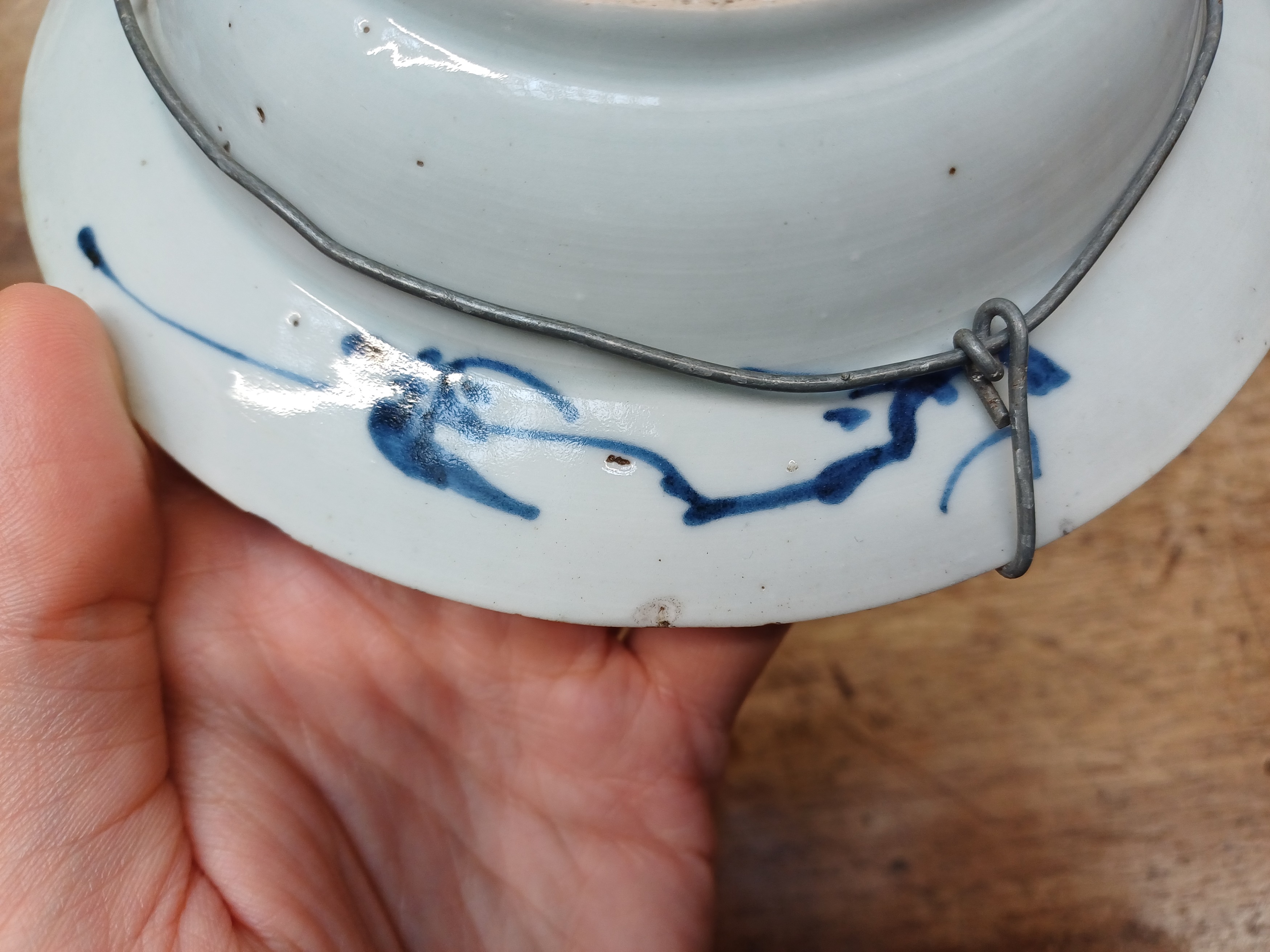 THREE CHINESE BLUE AND WHITE PIECES 清 康熙至十八世紀 青花瓷器一組 - Image 14 of 22