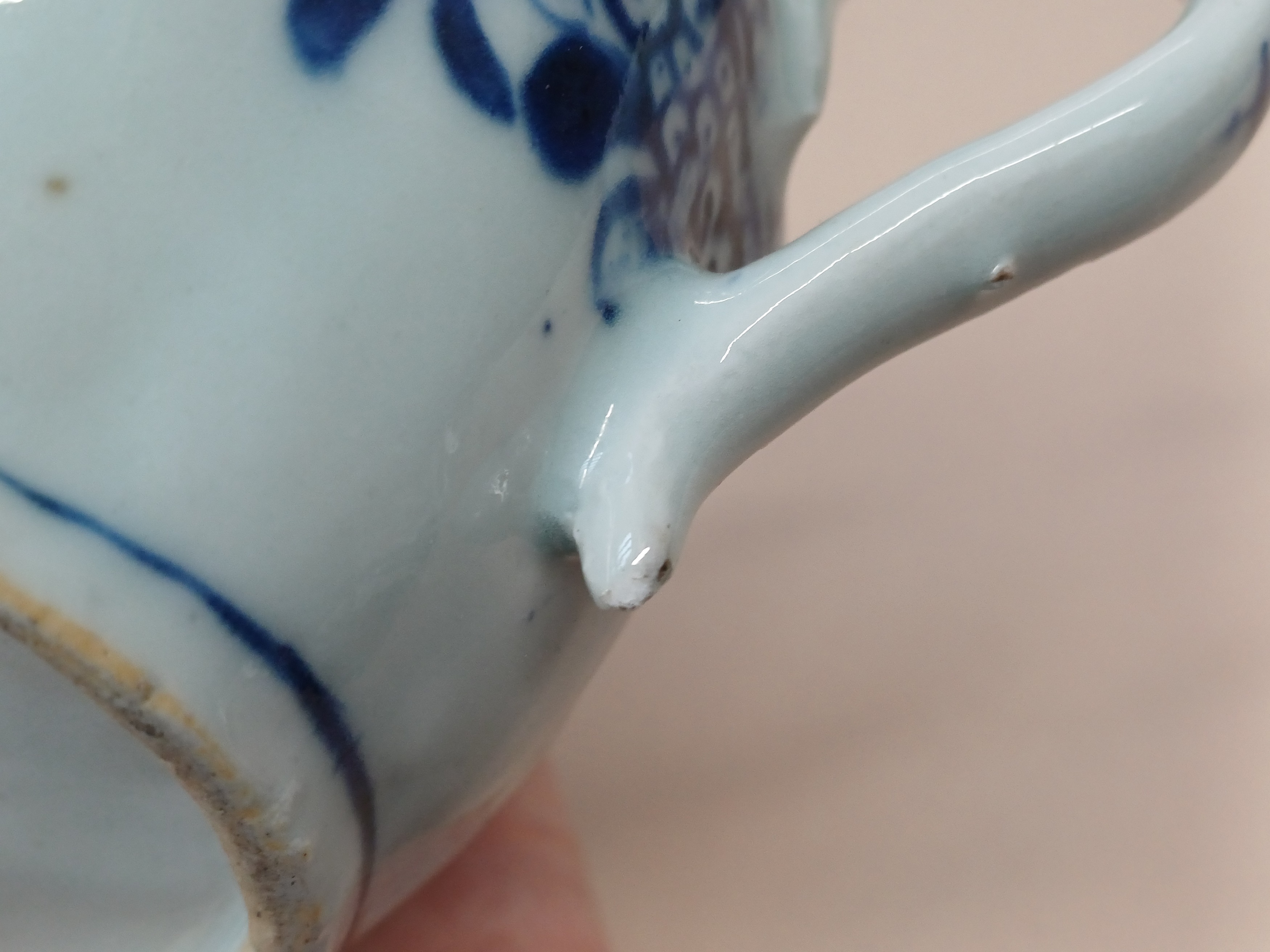 A CHINESE BLUE AND WHITE DISH, BOWL AND A SAUCE BOAT 明至十八世紀 青花盤、盌及醬料船一組 - Image 7 of 16