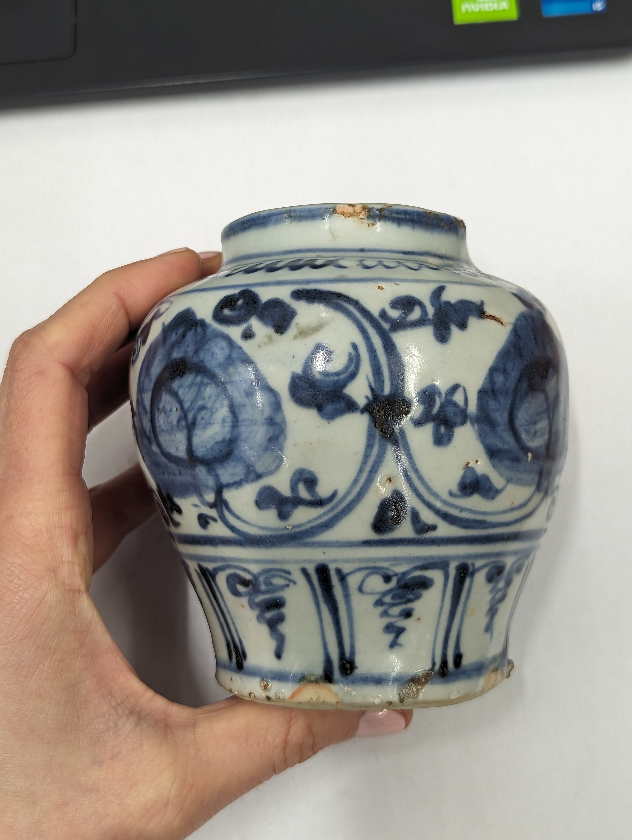 A SMALL CHINESE BLUE AND WHITE JAR 明 青花花卉紋小罐 - Image 4 of 11