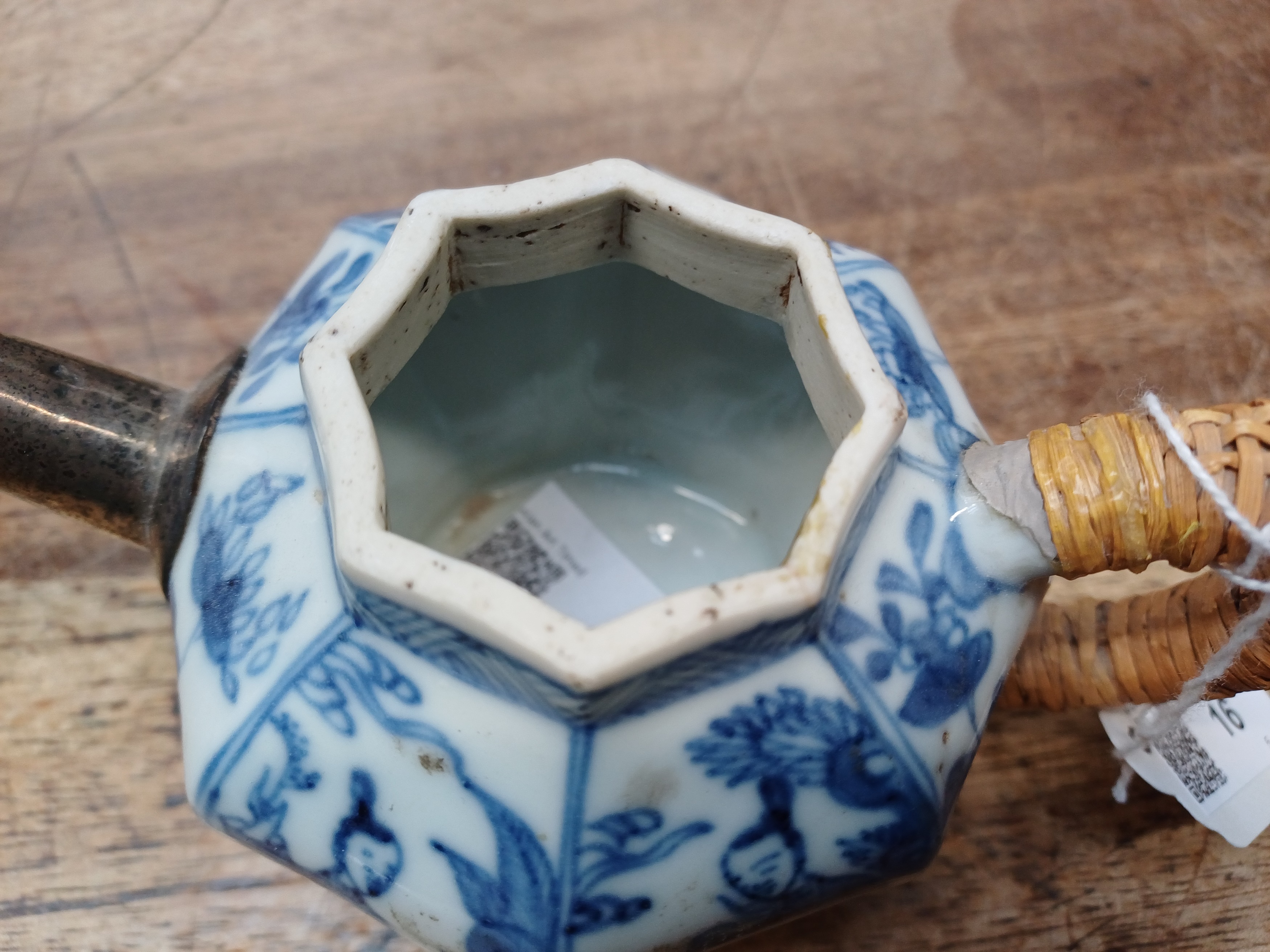 THREE CHINESE BLUE AND WHITE PIECES 清 康熙至十八世紀 青花瓷器一組 - Image 7 of 22