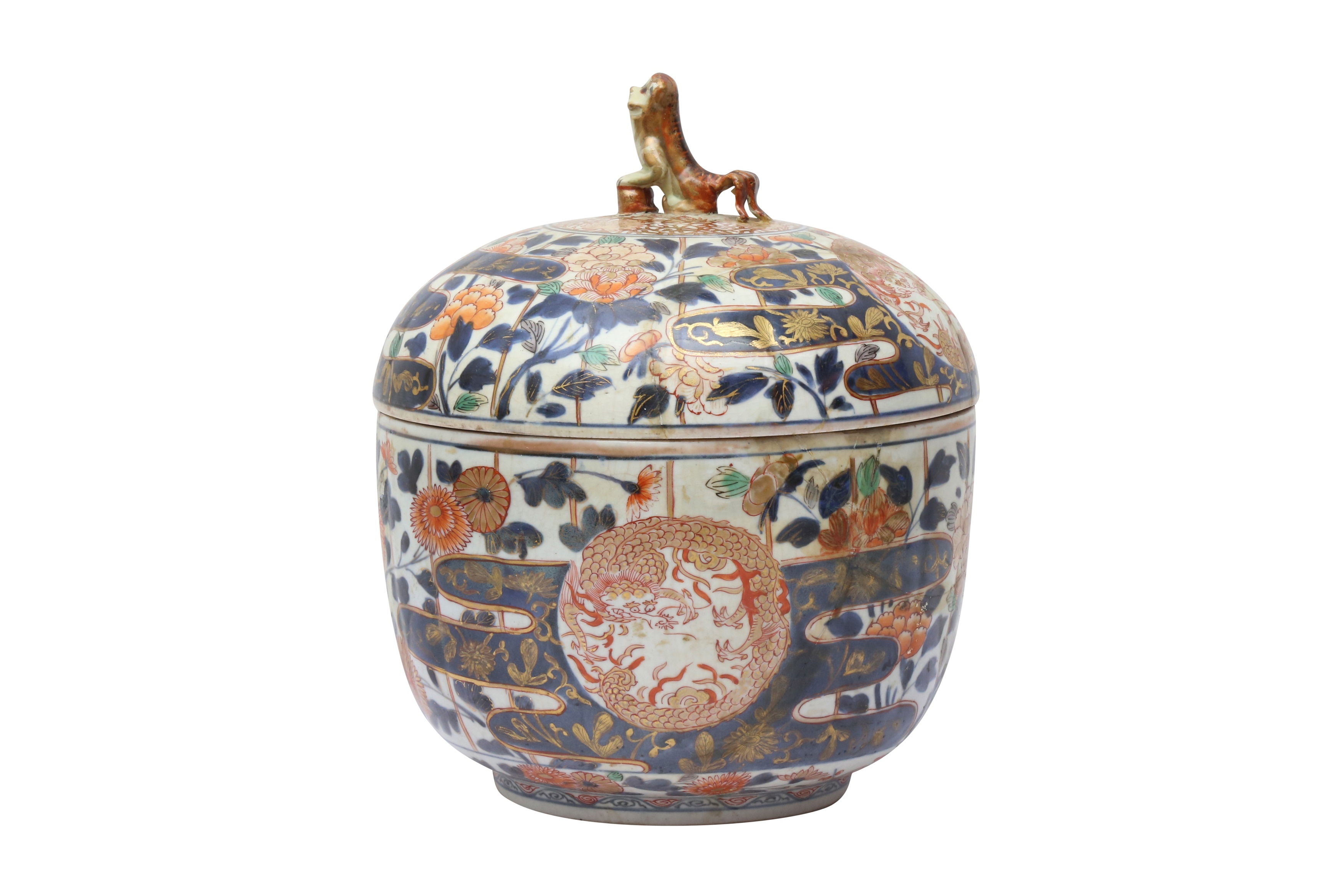 A CHINESE IMARI POT AND COVER 十九或二十世紀 伊萬里開光龍紋蓋罐