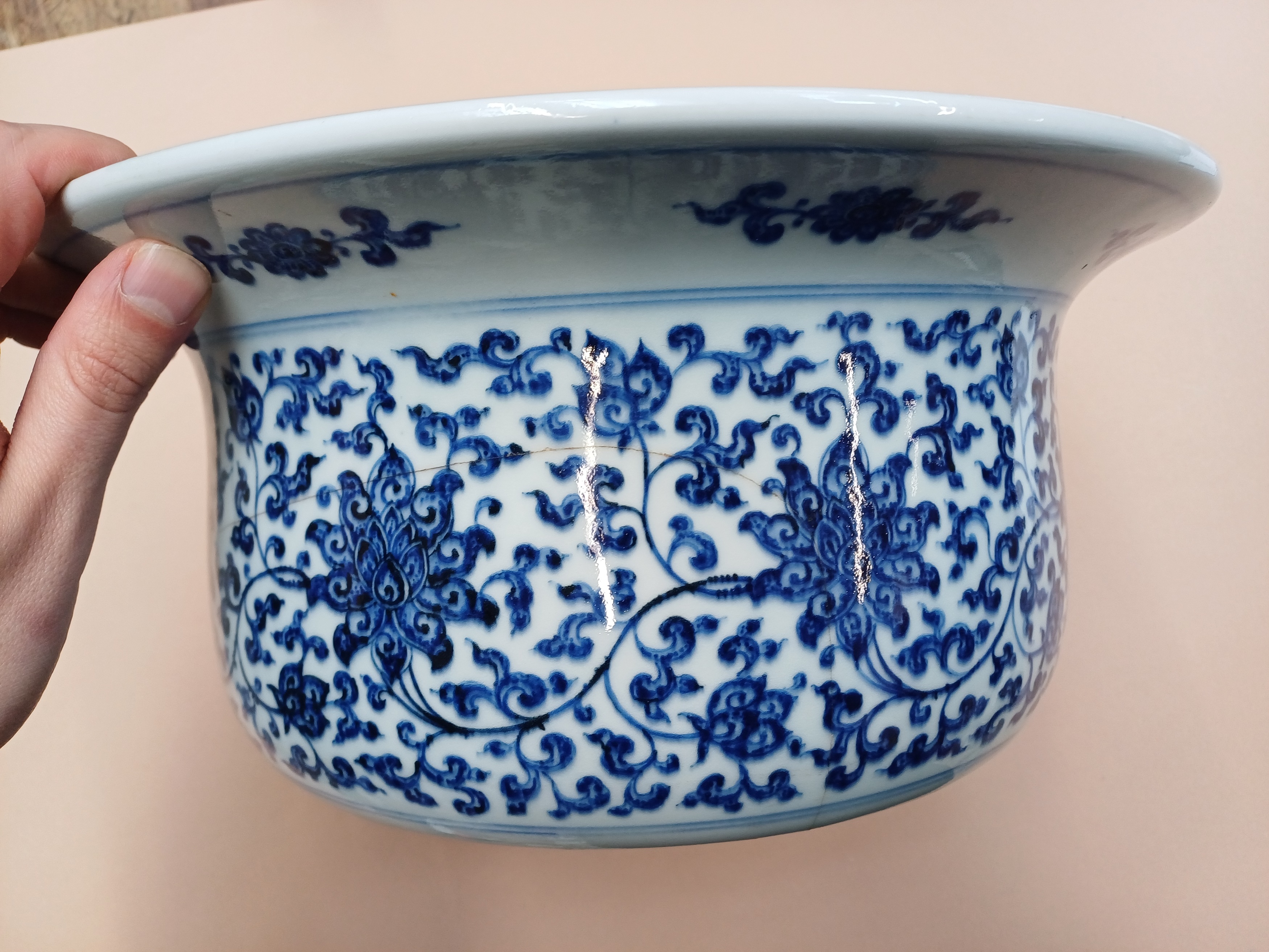 A CHINESE MING-STYLE BLUE AND WHITE 'LOTUS' BASIN 明式青花纏枝蓮紋盆 《大清雍正年製》款 - Image 8 of 14