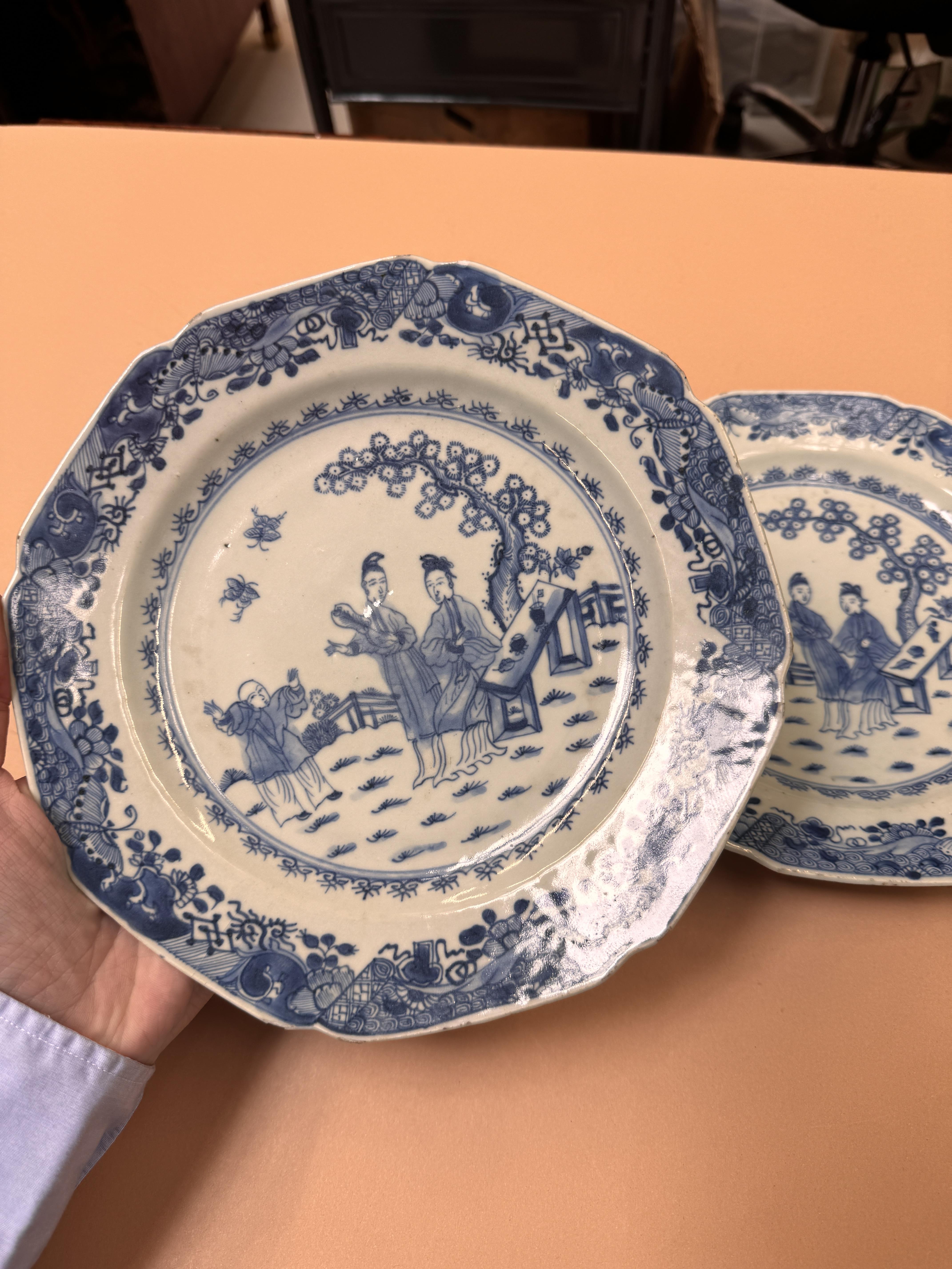 TWO CHINESE EXPORT BLUE AND WHITE DISHES 清十八世紀 外銷青花人物故事圖紋盤兩件 - Image 11 of 11