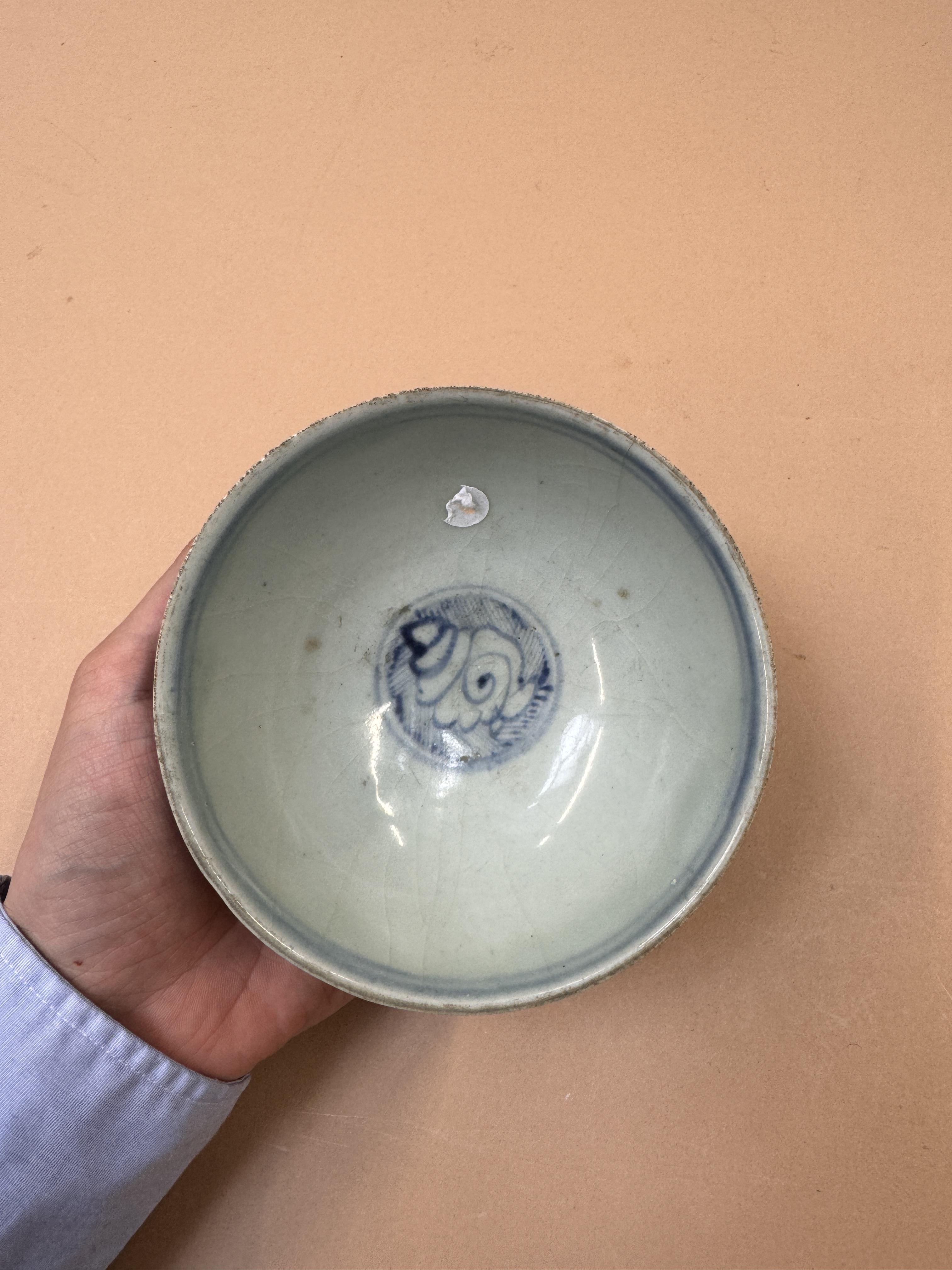 A CHINESE BLUE AND WHITE BOWL 明 青花蕉葉紋盌 - Image 13 of 13