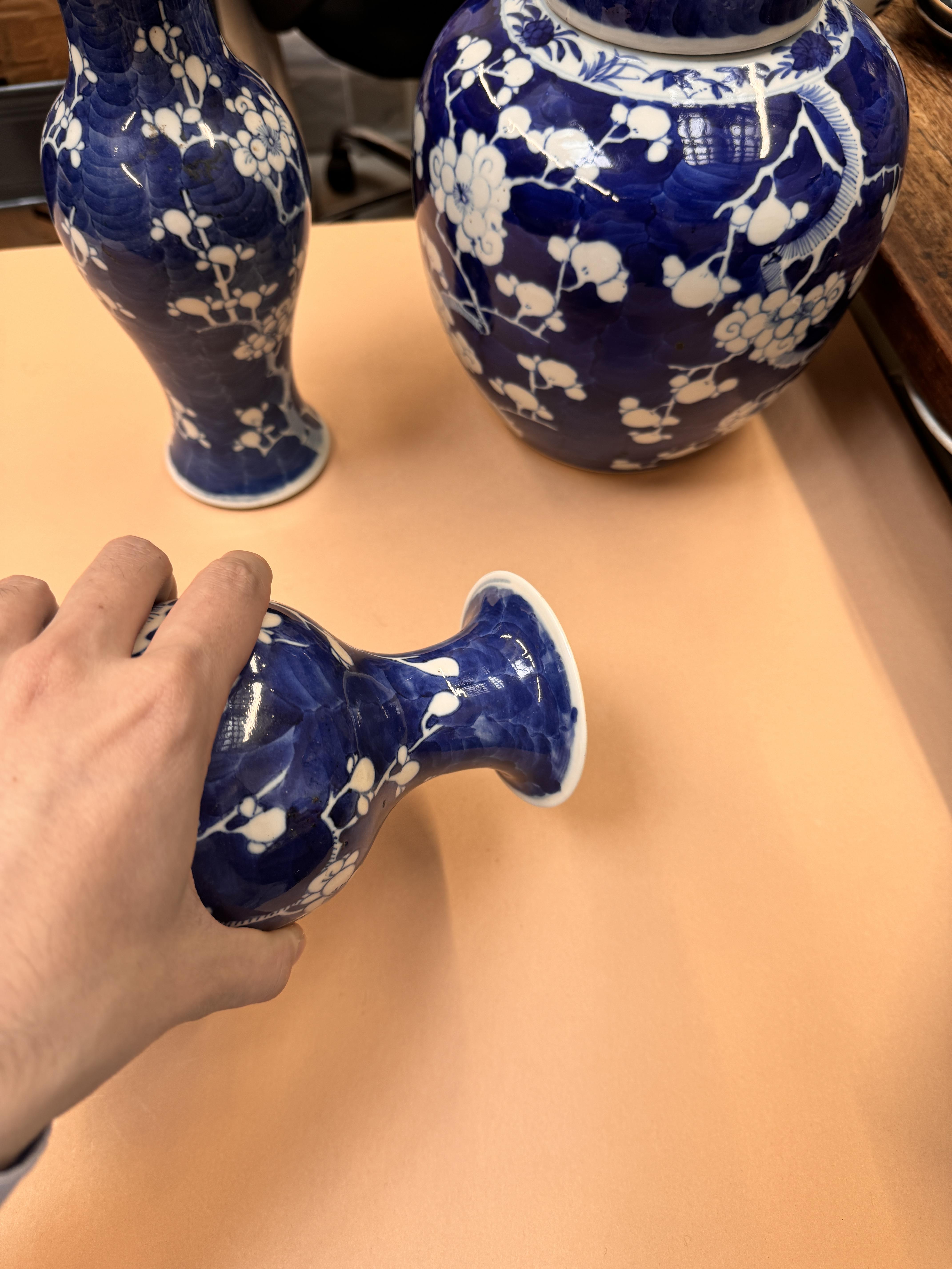 A CHINESE BLUE AND WHITE 'PRUNUS' JAR AND TWO VASES 清十九世紀 青花梅紋罐及瓶兩件 - Bild 32 aus 33