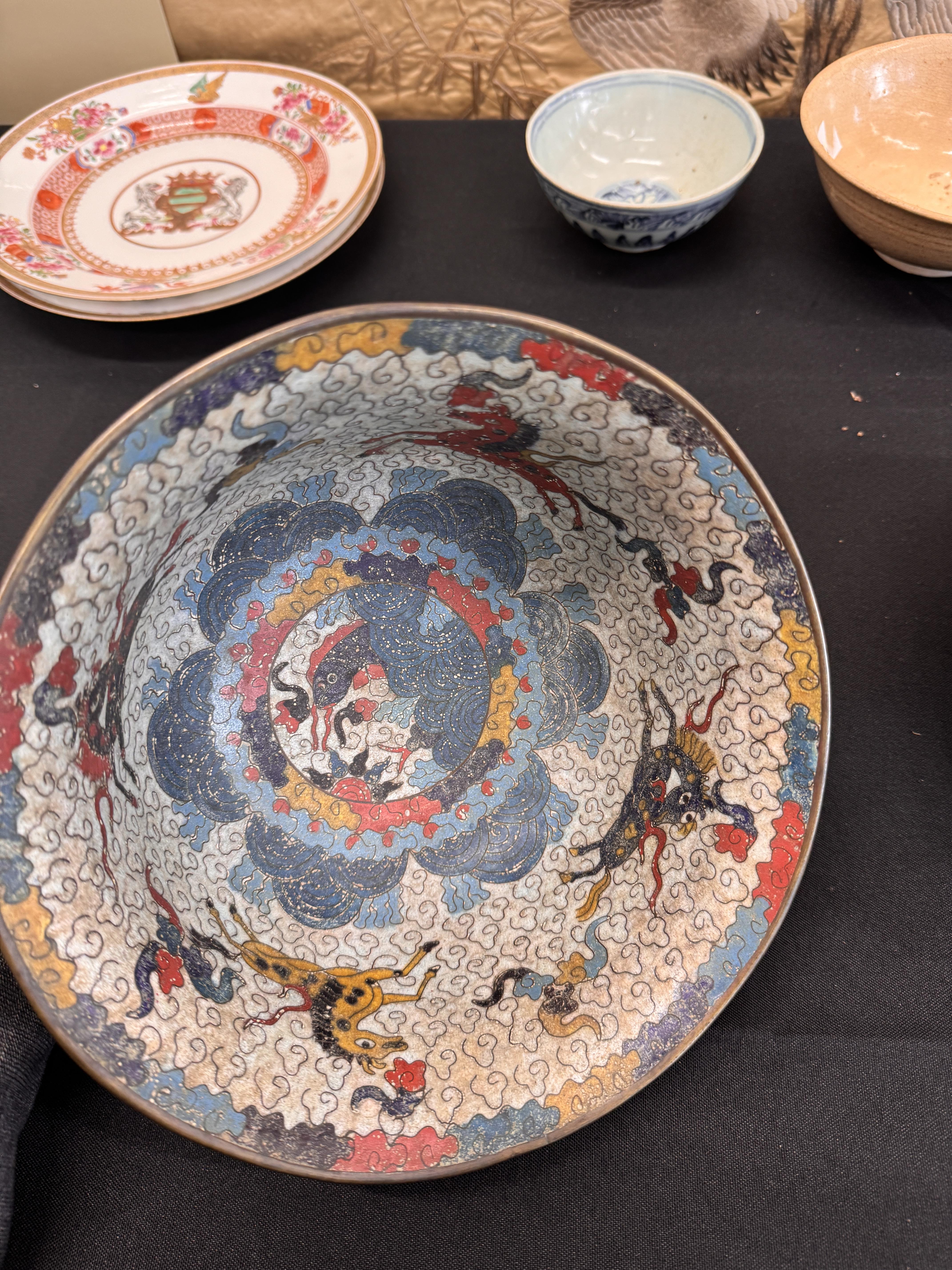 A PAIR OF CHINESE CLOISONNE ENAMEL BOWLS 清十九世紀 銅胎掐絲琺瑯盌一對 - Image 18 of 23