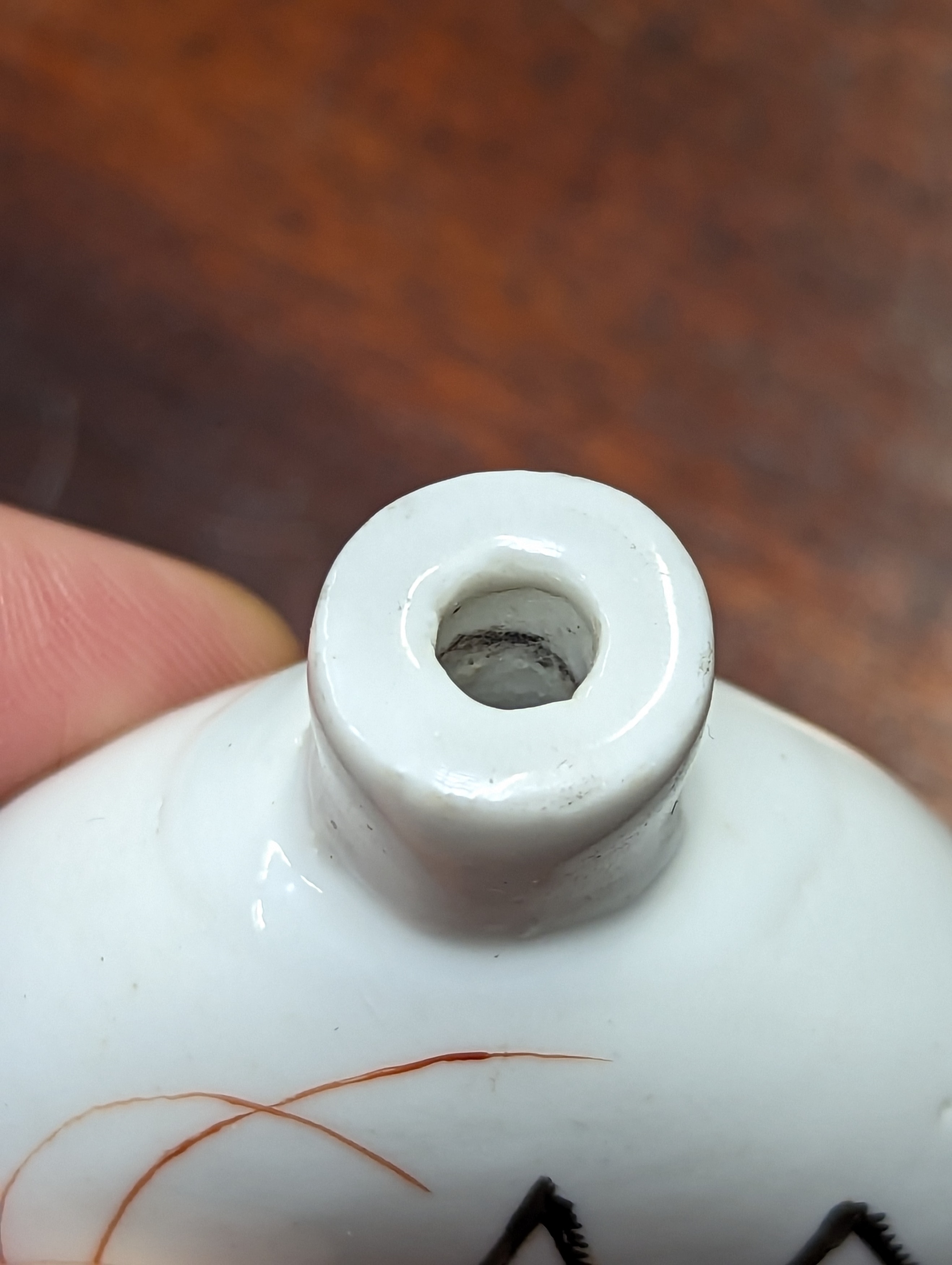 A CHINESE PORCELAIN 'CRICKET' SNUFF BOTTLE 晚清 蟈蟈圖鼻煙壺 - Image 7 of 9