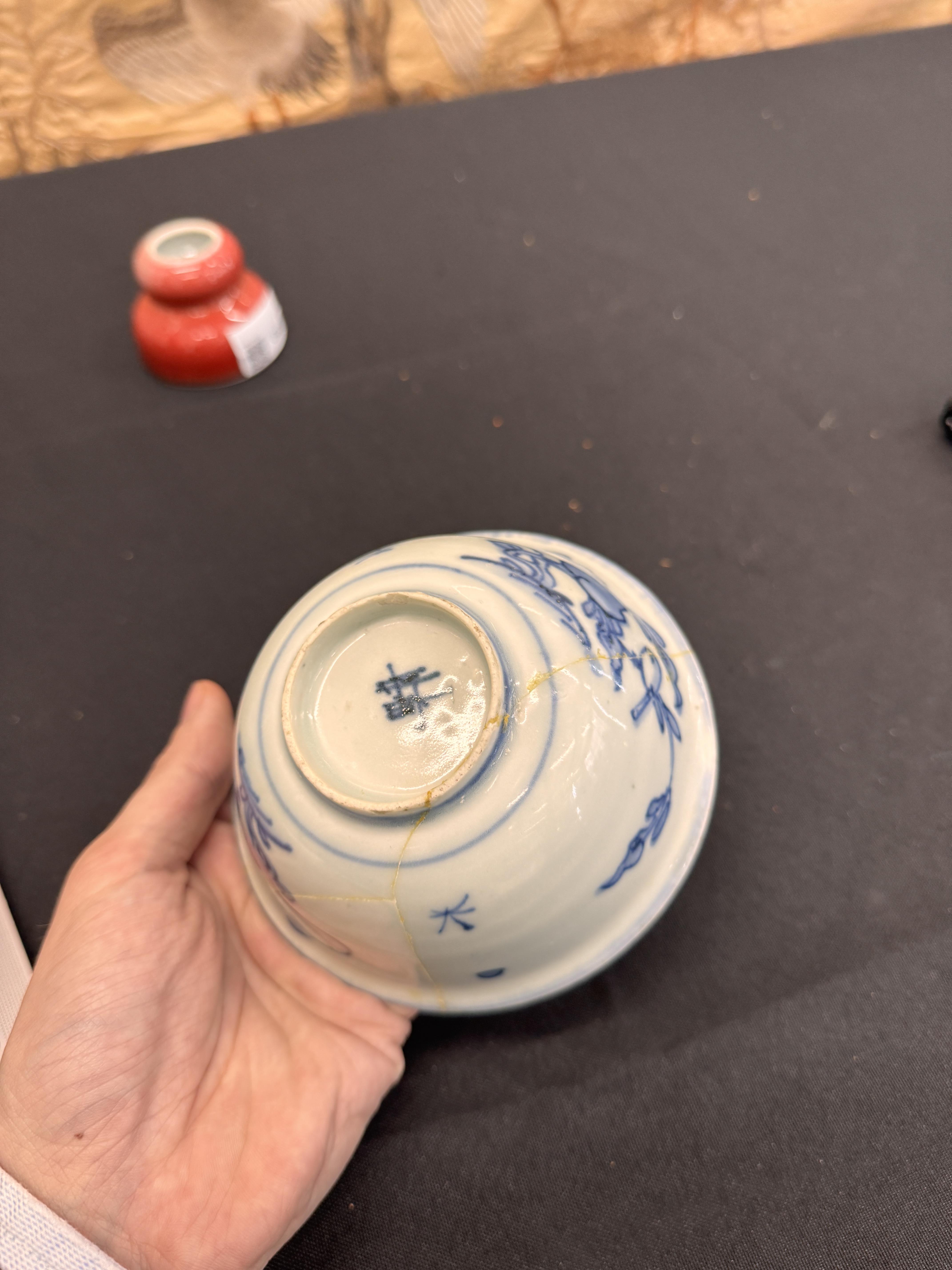 A CHINESE BLUE AND WHITE 'BIRDS' BOWL 清十八世紀 青花花鳥圖紋盌 - Image 10 of 10
