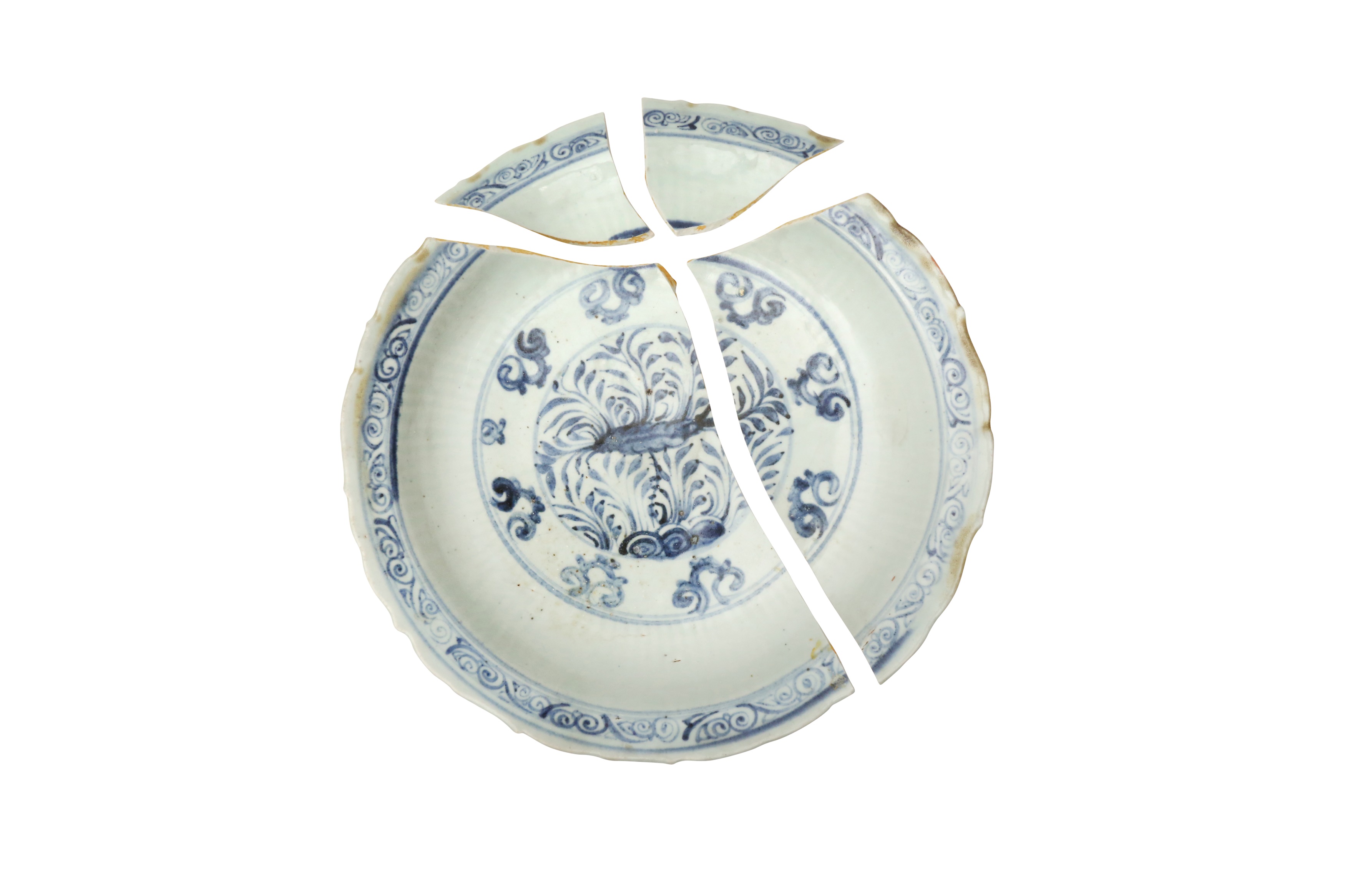 TWO CHINESE BLUE AND WHITE DISHES 明或清 青花花卉紋盤兩件 - Image 3 of 3