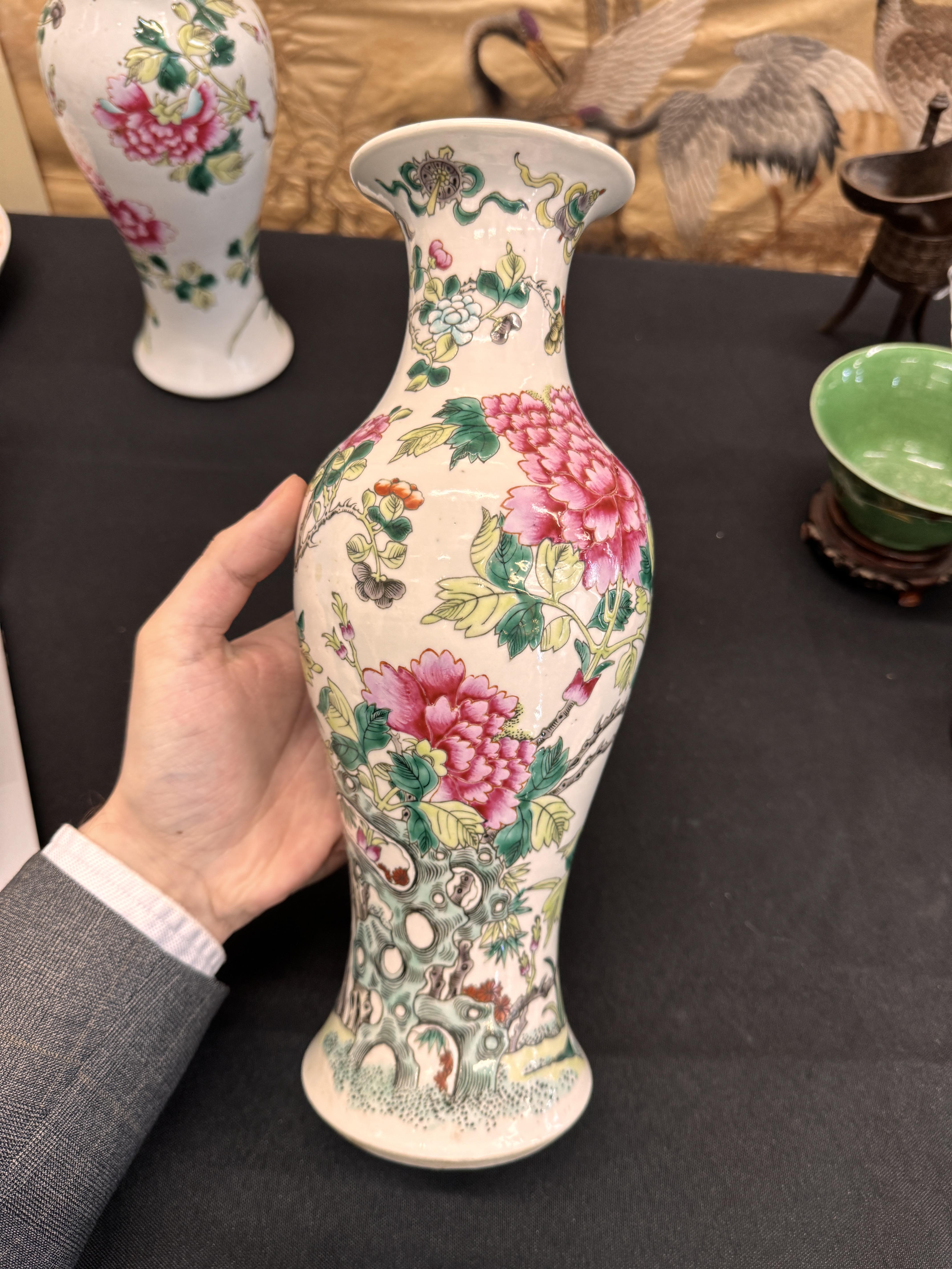 A PAIR OF CHINESE FAMILLE-ROSE 'PEONY' VASES 清 十九或二十世紀 粉彩牡丹紋瓶一對 - Image 5 of 19