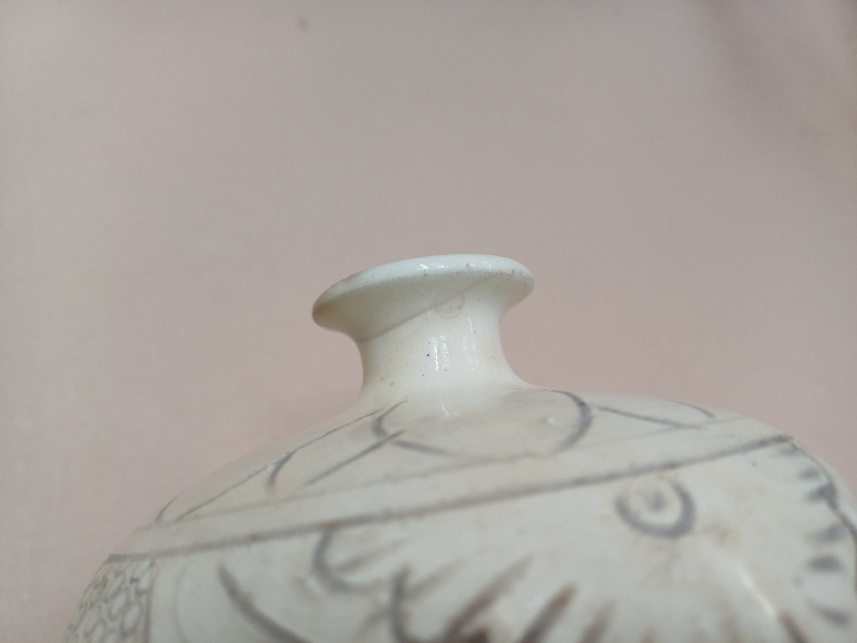 A CHINESE CIZHOU-STYLE INCISED VASE 二十世紀 仿磁州窰白釉劃花梅瓶 - Image 5 of 9