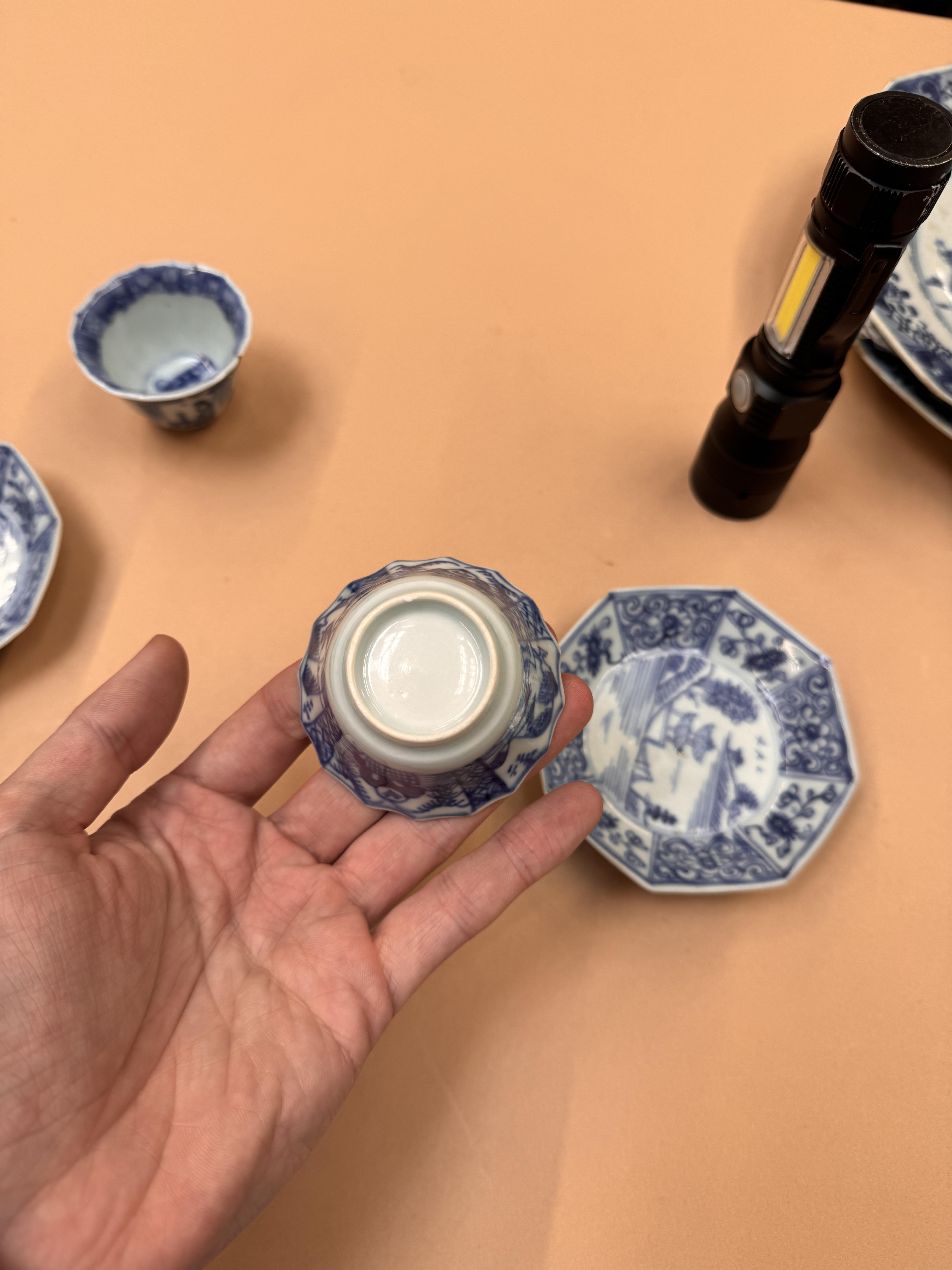 A GROUP OF SMALL CHINESE BLUE AND WHITE DISHES AND CUPS 十八至十九世紀 青花小盤及盃一組 - Image 21 of 23