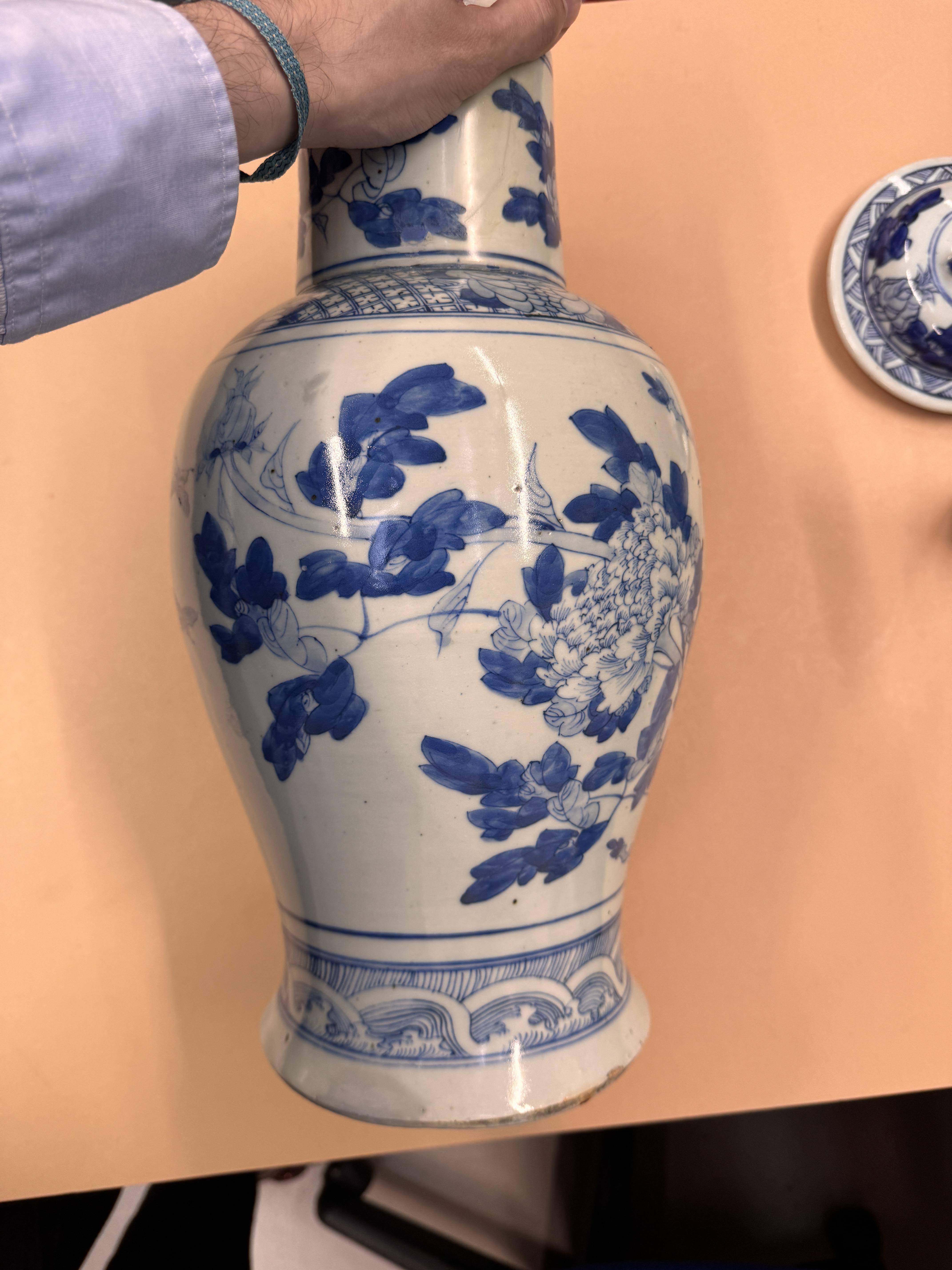 A CHINESE BLUE AND WHITE BALUSTER VASE AND COVER 清十九世紀 青花花鳥圖紋獅鈕蓋罐 - Image 11 of 28