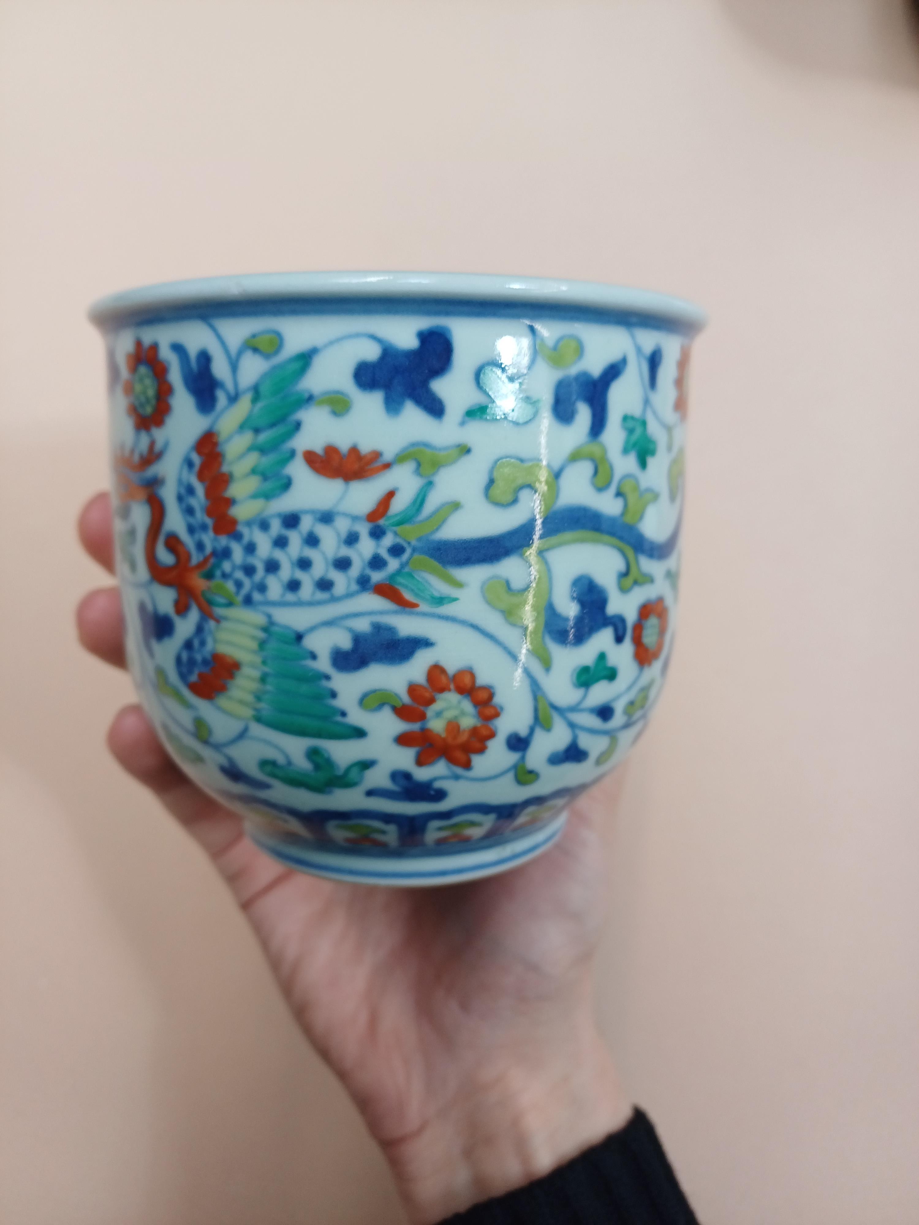 A JAPANESE IMARI POT, A FAMILLE-ROSE DISH, AND TWO JARDINIERES 十九至二十世紀 伊萬里罐，粉彩盤盆一對 - Image 7 of 17