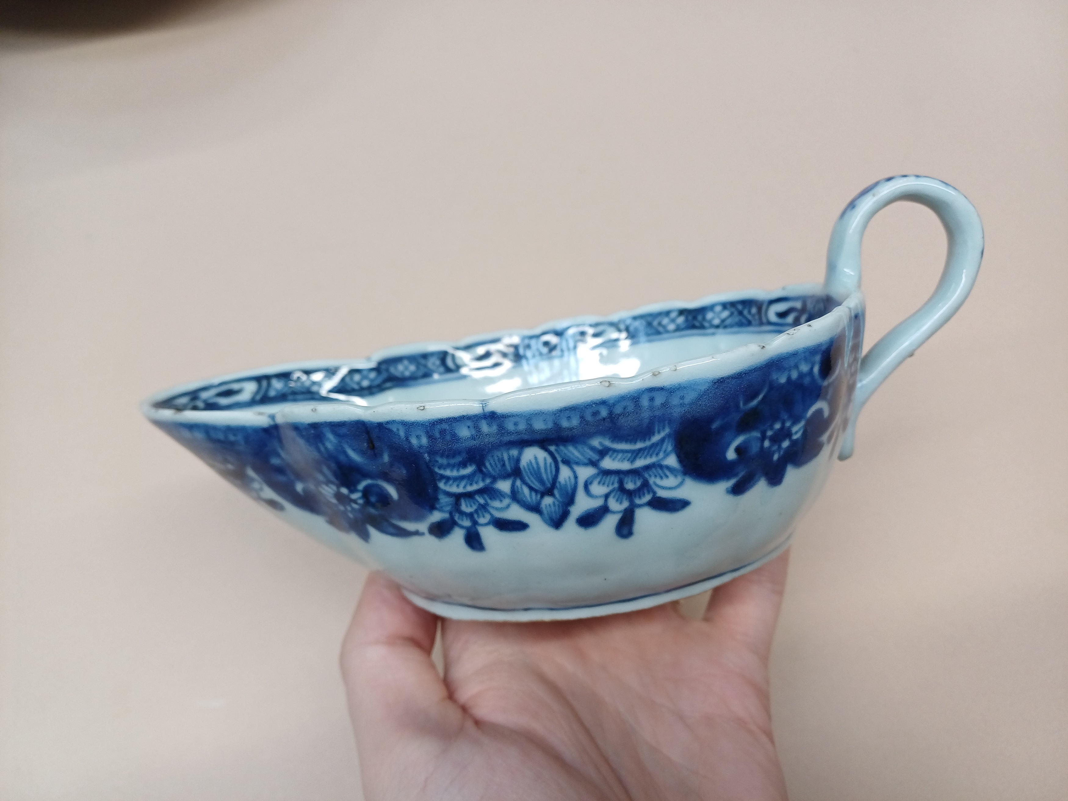 A CHINESE BLUE AND WHITE DISH, BOWL AND A SAUCE BOAT 明至十八世紀 青花盤、盌及醬料船一組 - Image 9 of 16