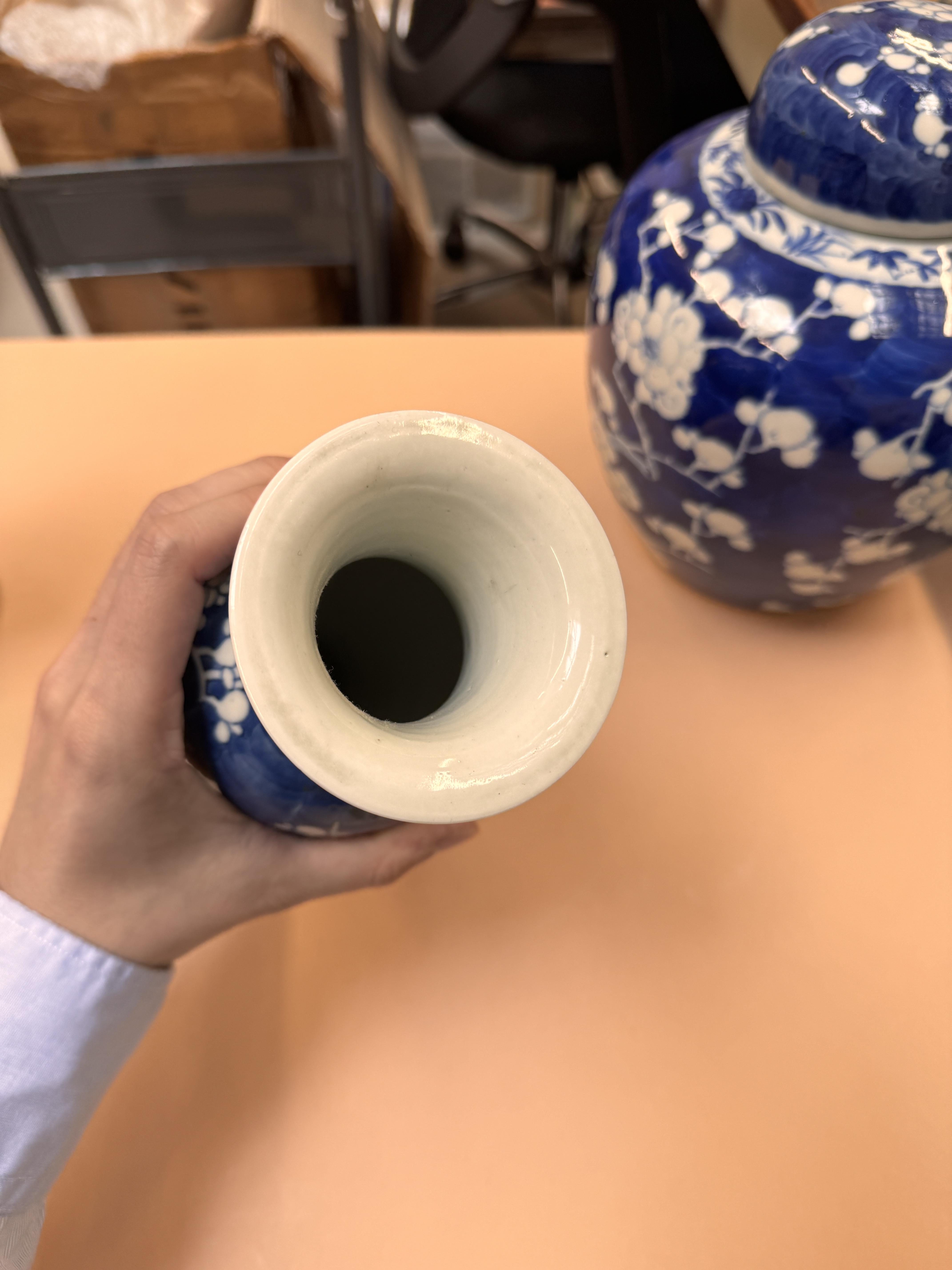 A CHINESE BLUE AND WHITE 'PRUNUS' JAR AND TWO VASES 清十九世紀 青花梅紋罐及瓶兩件 - Bild 6 aus 33