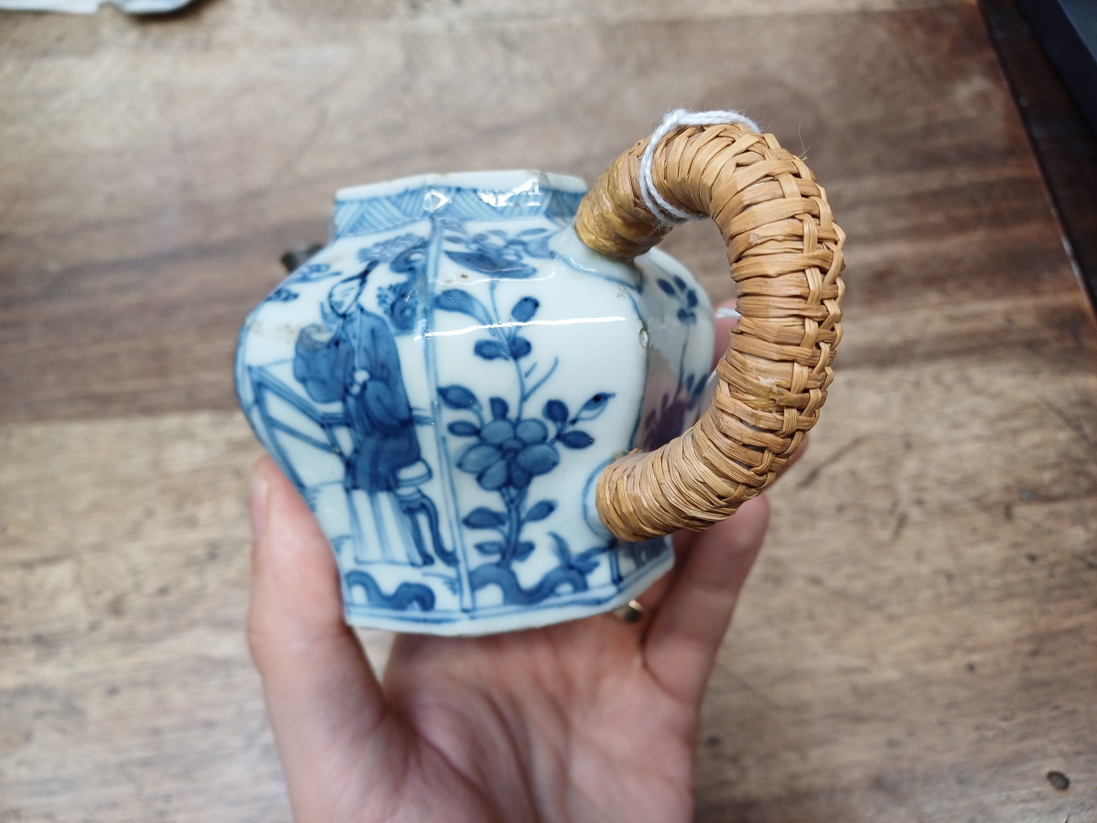 THREE CHINESE BLUE AND WHITE PIECES 清 康熙至十八世紀 青花瓷器一組 - Image 5 of 22