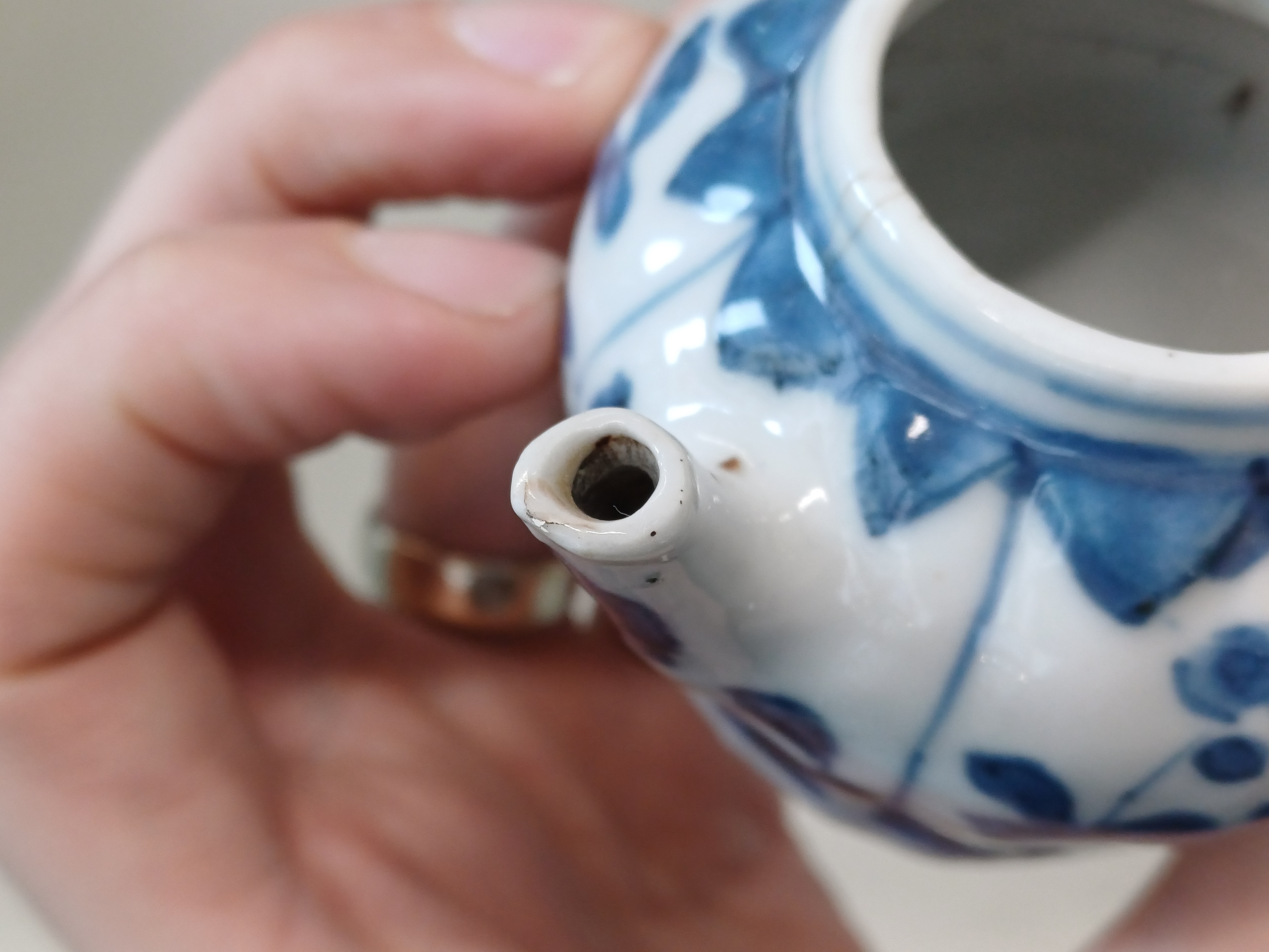 A SMALL CHINESE BLUE AND WHITE TEAPOT AND COVER 清康熙 青花花卉紋茶壺 - Image 8 of 8