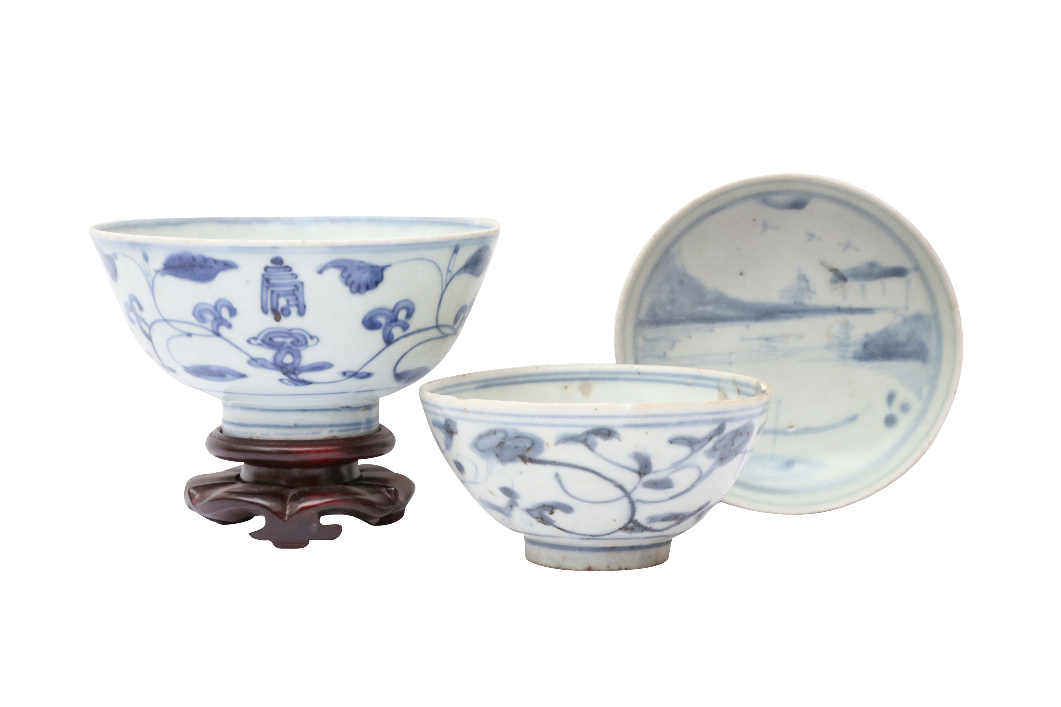 TWO CHINESE BLUE AND WHITE BOWLS AND A 'SHIPWRECK' SAUCER 明 青花盌兩件及盤