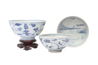 TWO CHINESE BLUE AND WHITE BOWLS AND A 'SHIPWRECK' SAUCER 明 青花盌兩件及盤