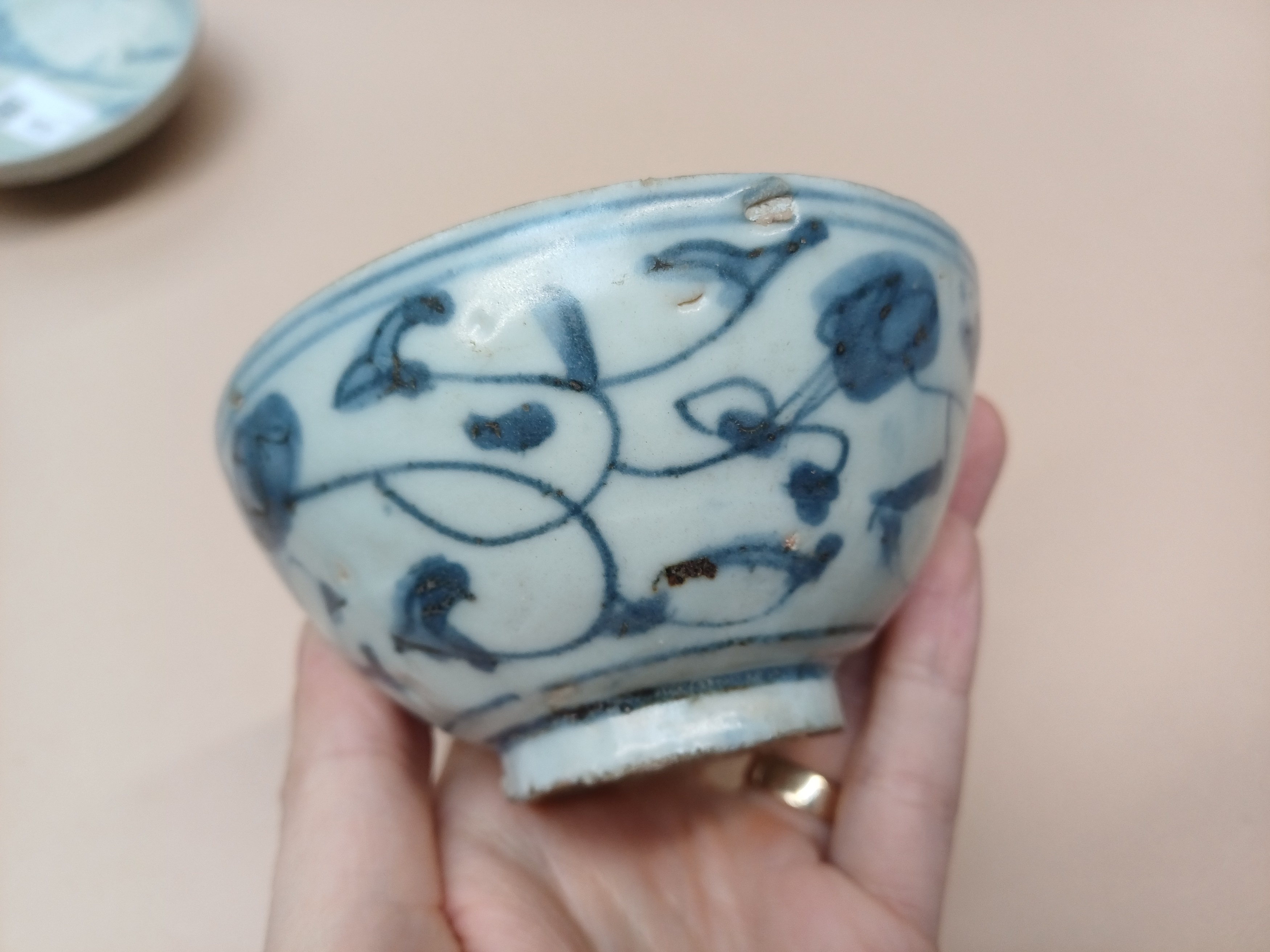 TWO CHINESE BLUE AND WHITE BOWLS AND A 'SHIPWRECK' SAUCER 明 青花盌兩件及盤 - Image 11 of 16