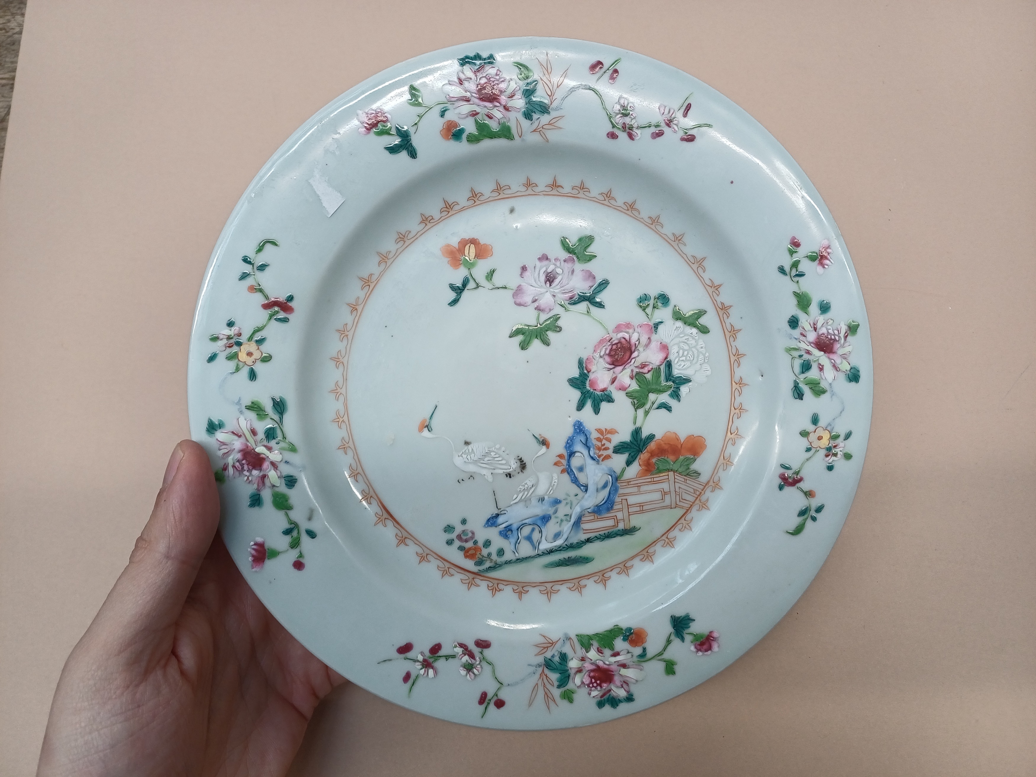 TWO CHINESE EXPORT FAMILLE-ROSE 'CRANES AND BLOSSOMS' DISHES 清十八世紀 外銷粉彩牡丹鶴紋盤兩件 - Image 13 of 15
