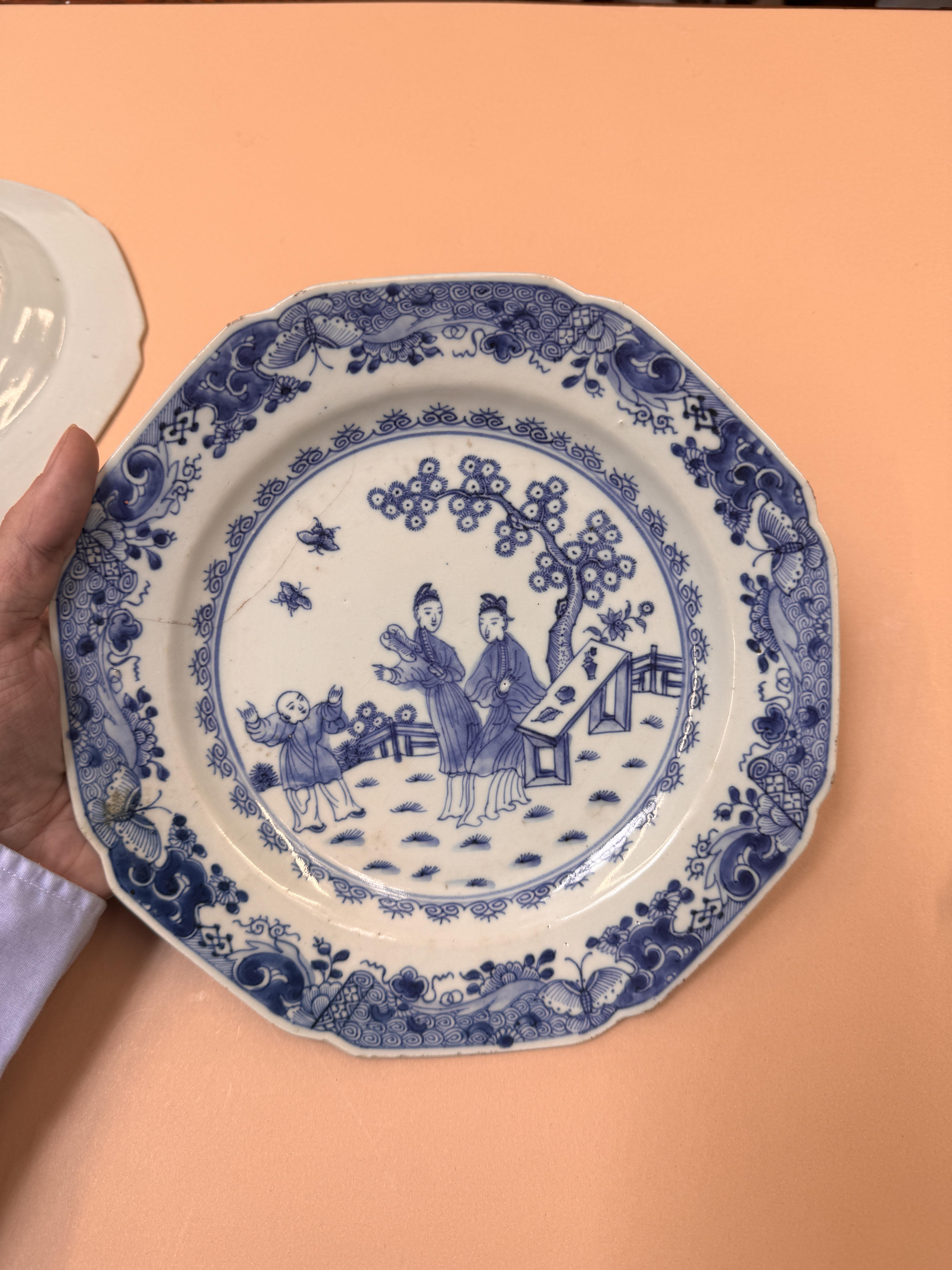 TWO CHINESE EXPORT BLUE AND WHITE DISHES 清十八世紀 外銷青花人物故事圖紋盤兩件 - Image 10 of 11