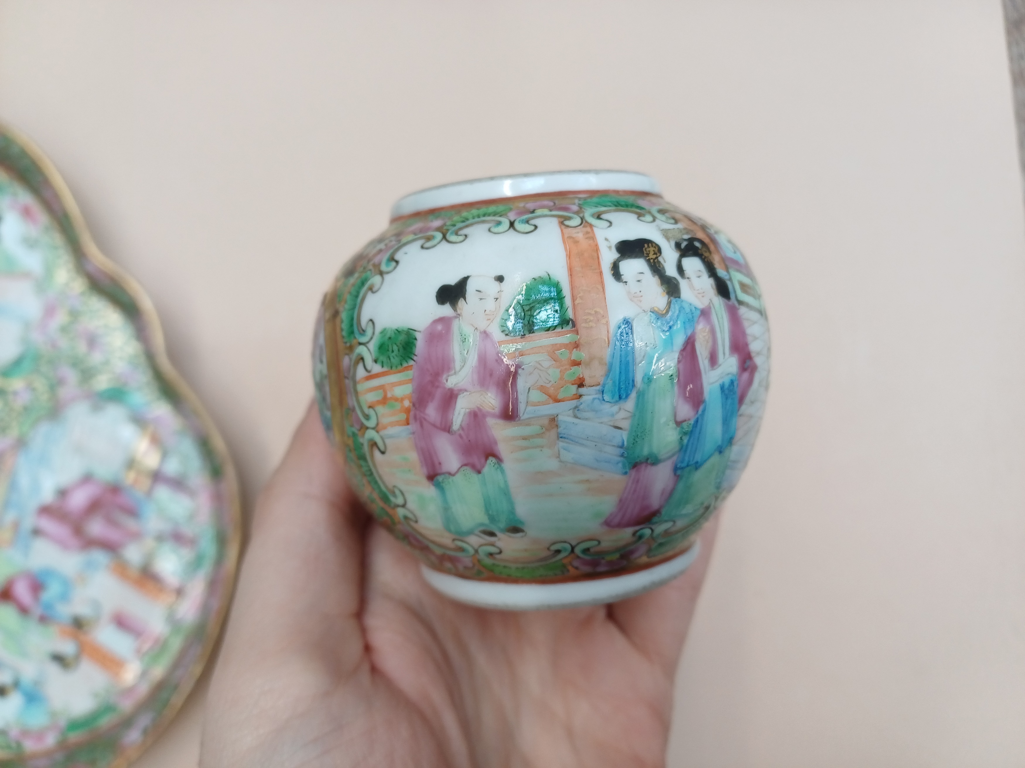 A GROUP OF CHINESE CANTON FAMILLE-ROSE PORCELAIN 晚清 十九或二十世紀 廣彩瓷器一組 - Image 28 of 33