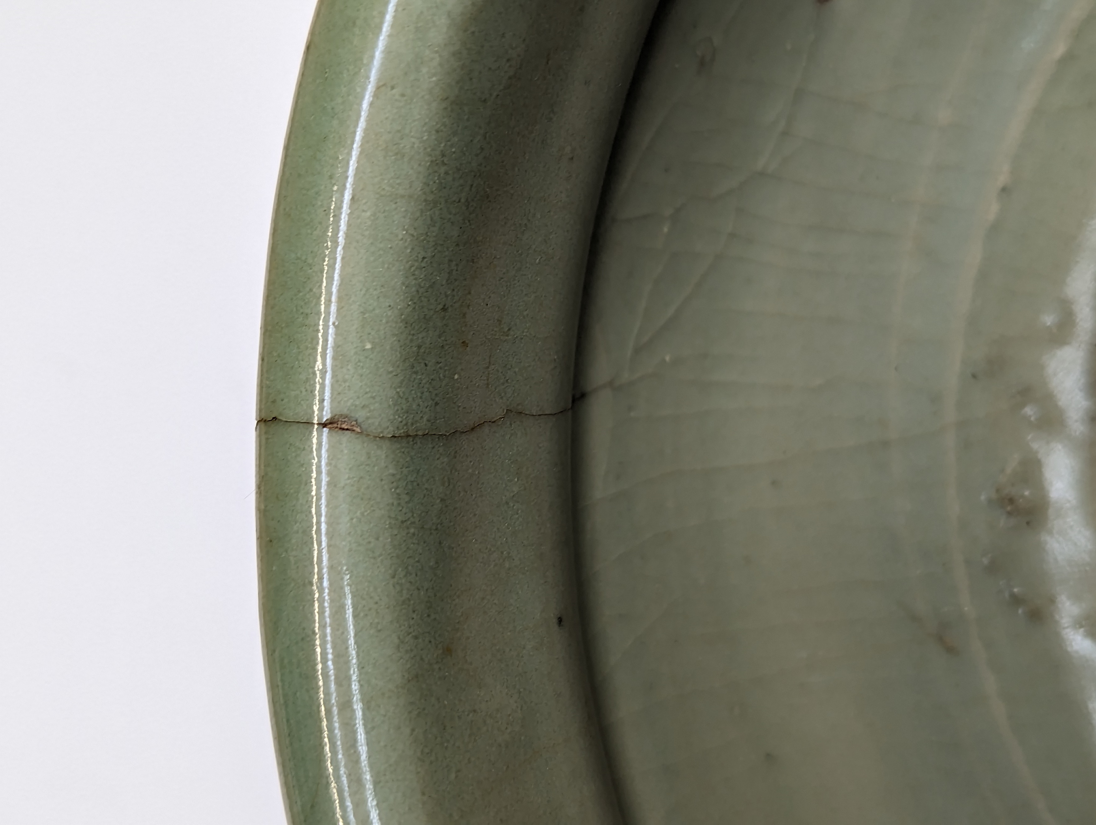 A CHINESE LONGQUAN CELADON INCENSE BURNER 明 龍泉青釉錦紋三足爐 - Image 12 of 20