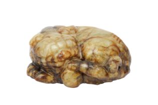 A CHINESE JADE 'LION DOG' CARVING 清十八或十九世紀 玉雕佛獅