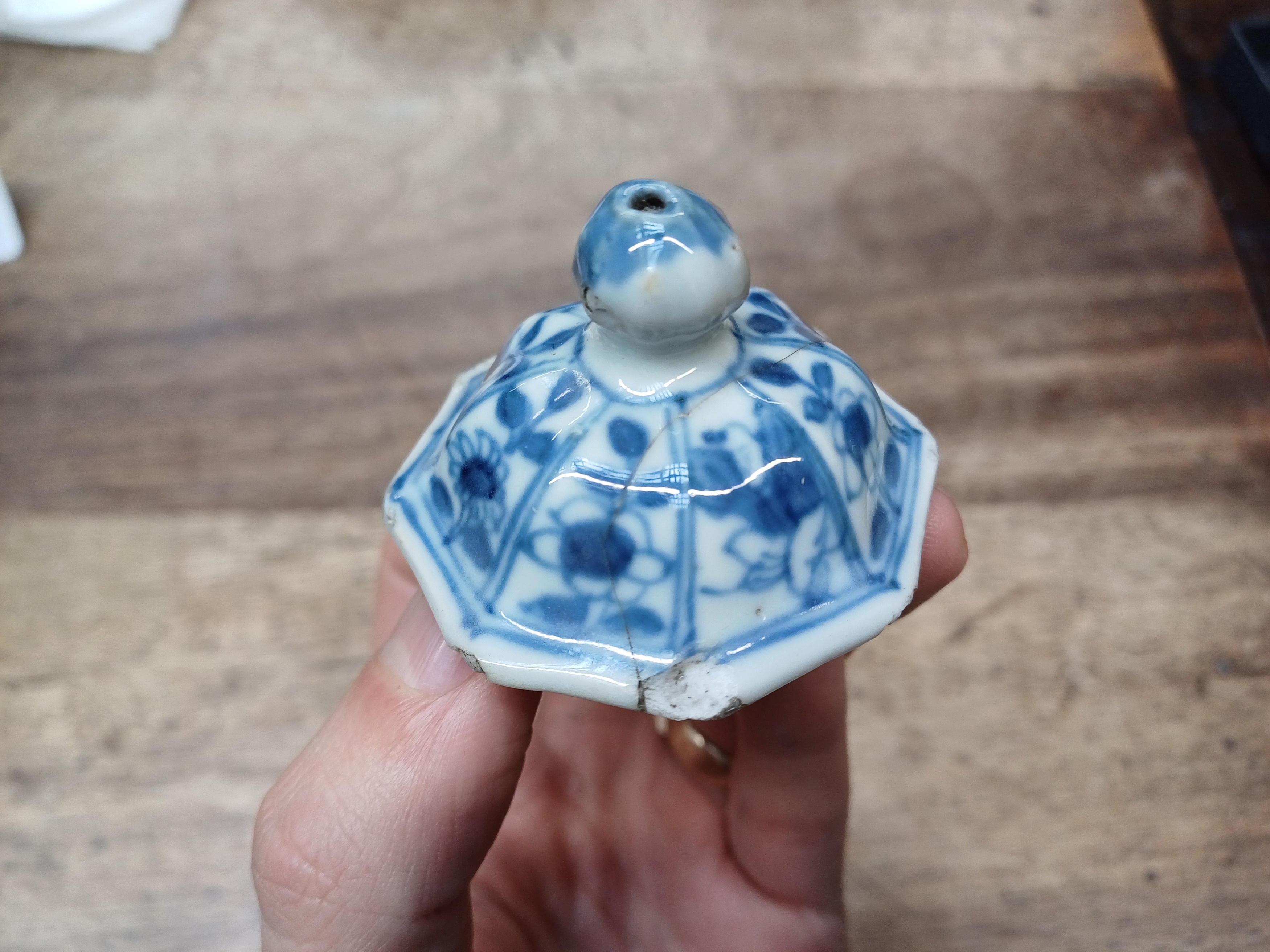 THREE CHINESE BLUE AND WHITE PIECES 清 康熙至十八世紀 青花瓷器一組 - Image 2 of 22