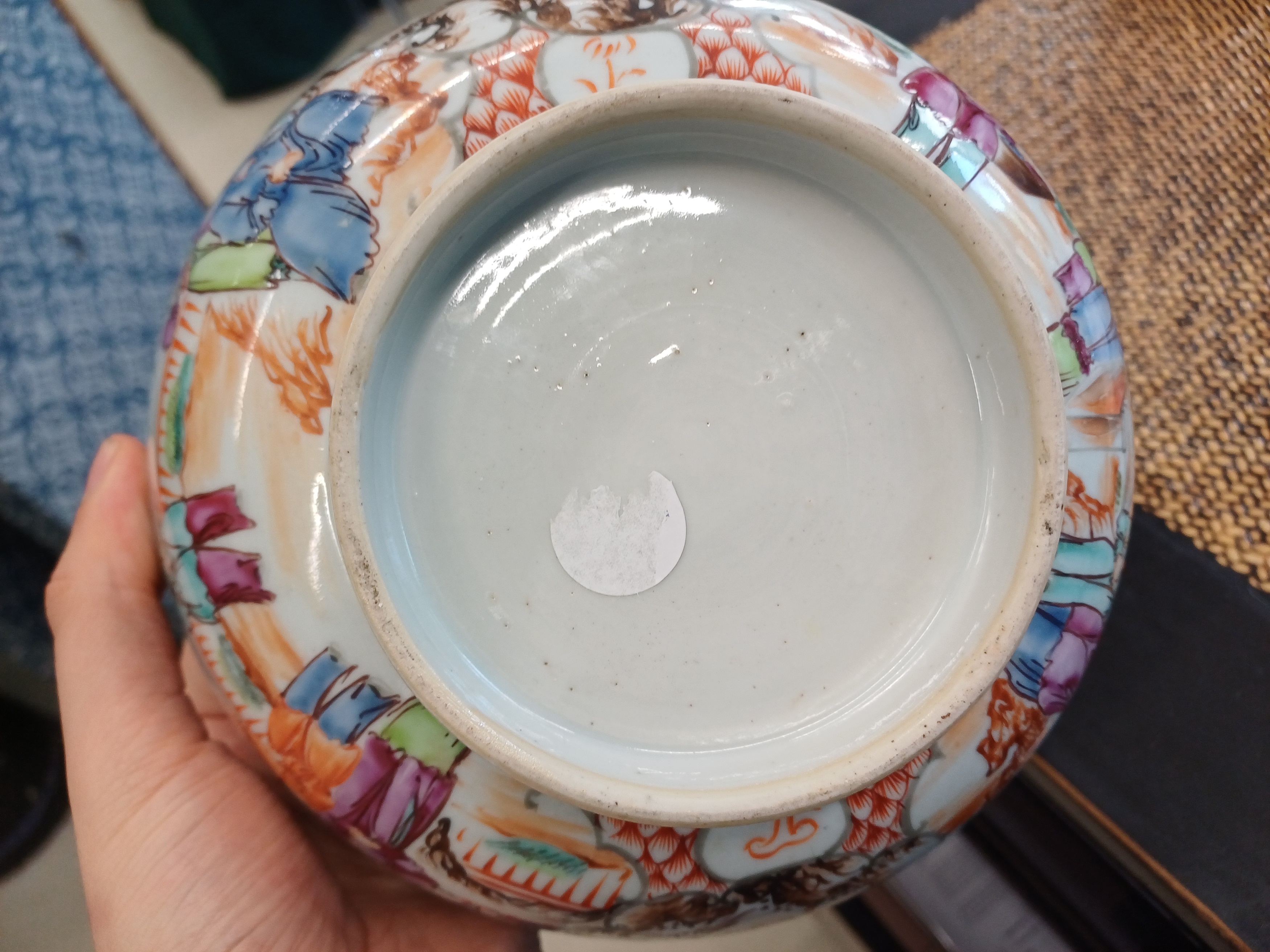 A SMALL CHINESE EXPORT FAMILLE-ROSE 'MANDARIN PALETTE' BOWL 清十八世紀 外銷粉彩人物故事圖紋盌 - Image 5 of 6