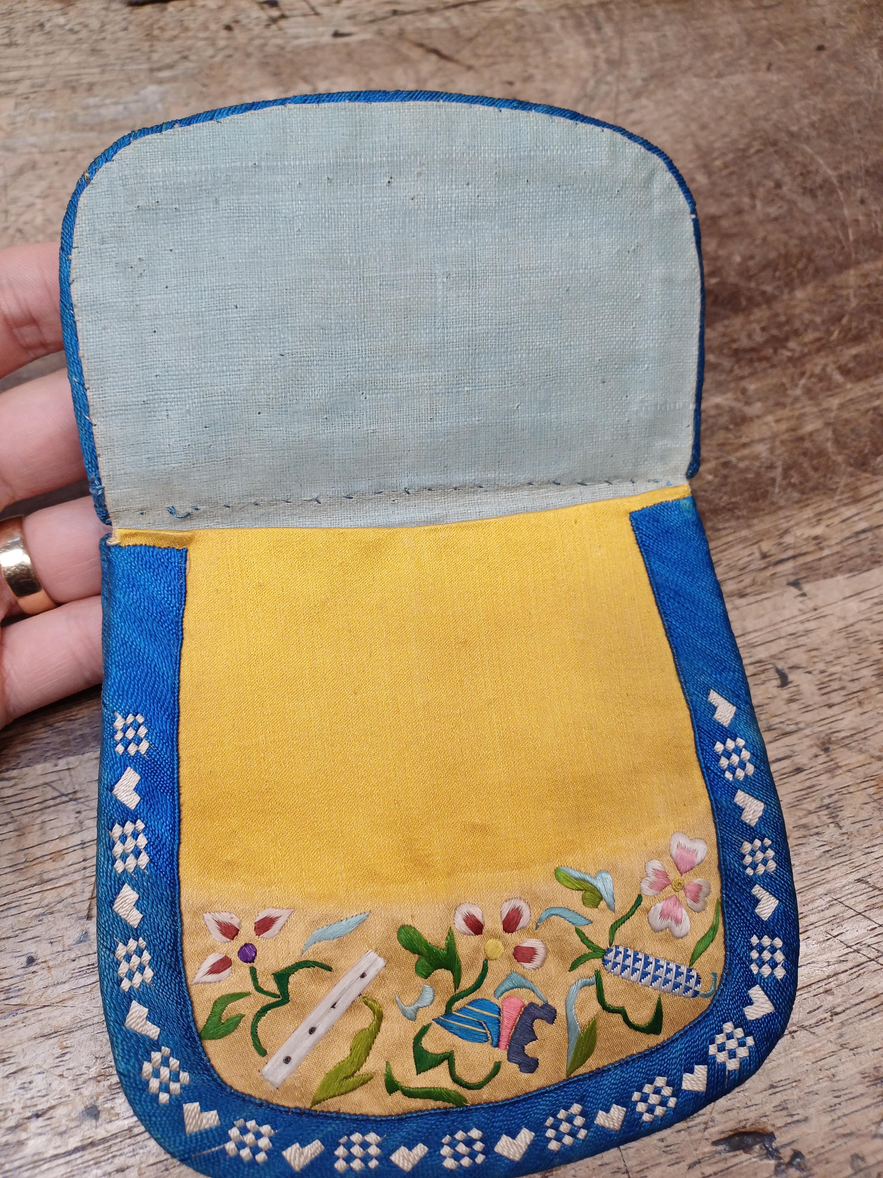 A CHINESE SILK EMBROIDERED PURSE 清十九世紀 絲繡花卉圖紋包 - Image 10 of 10
