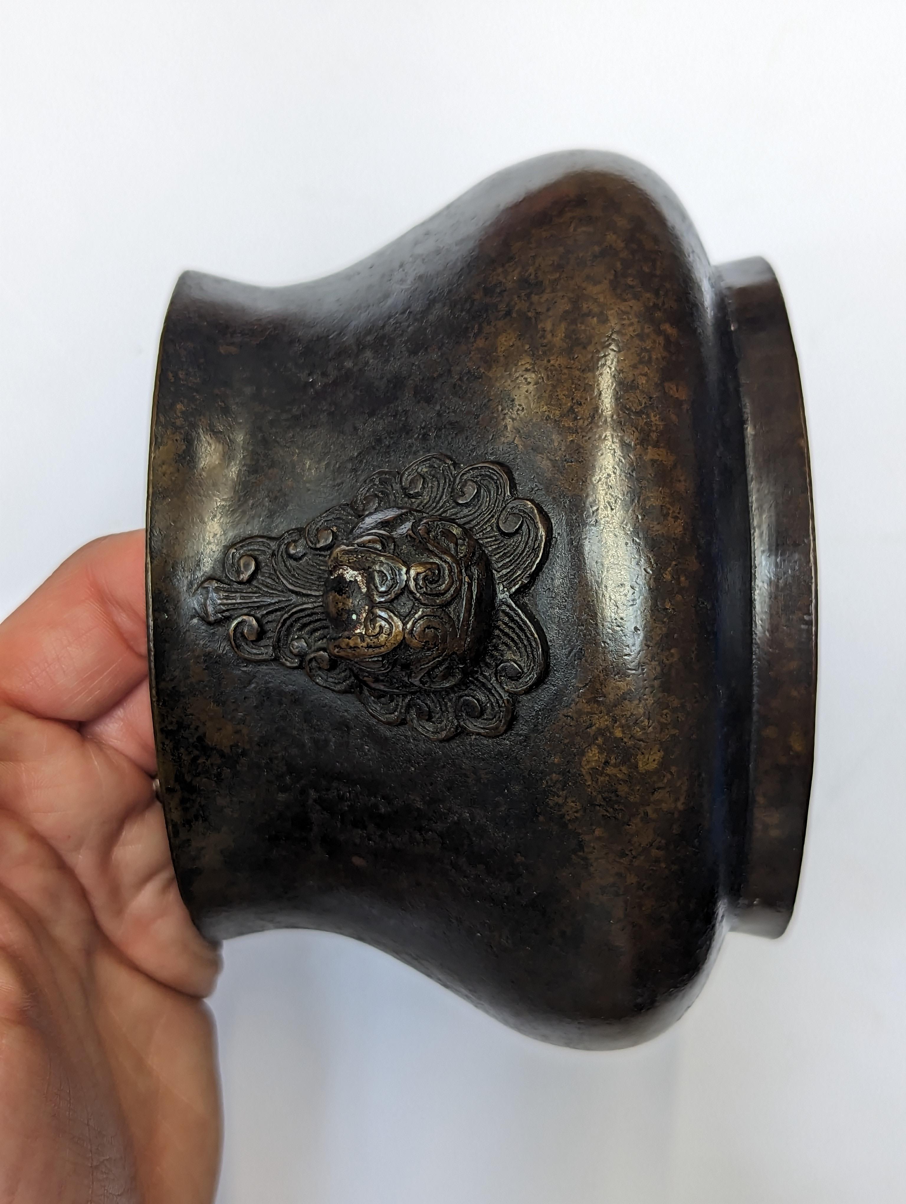 A CHINESE BRONZE INCENSE BURNER 十七世紀 銅香爐 - Image 3 of 15