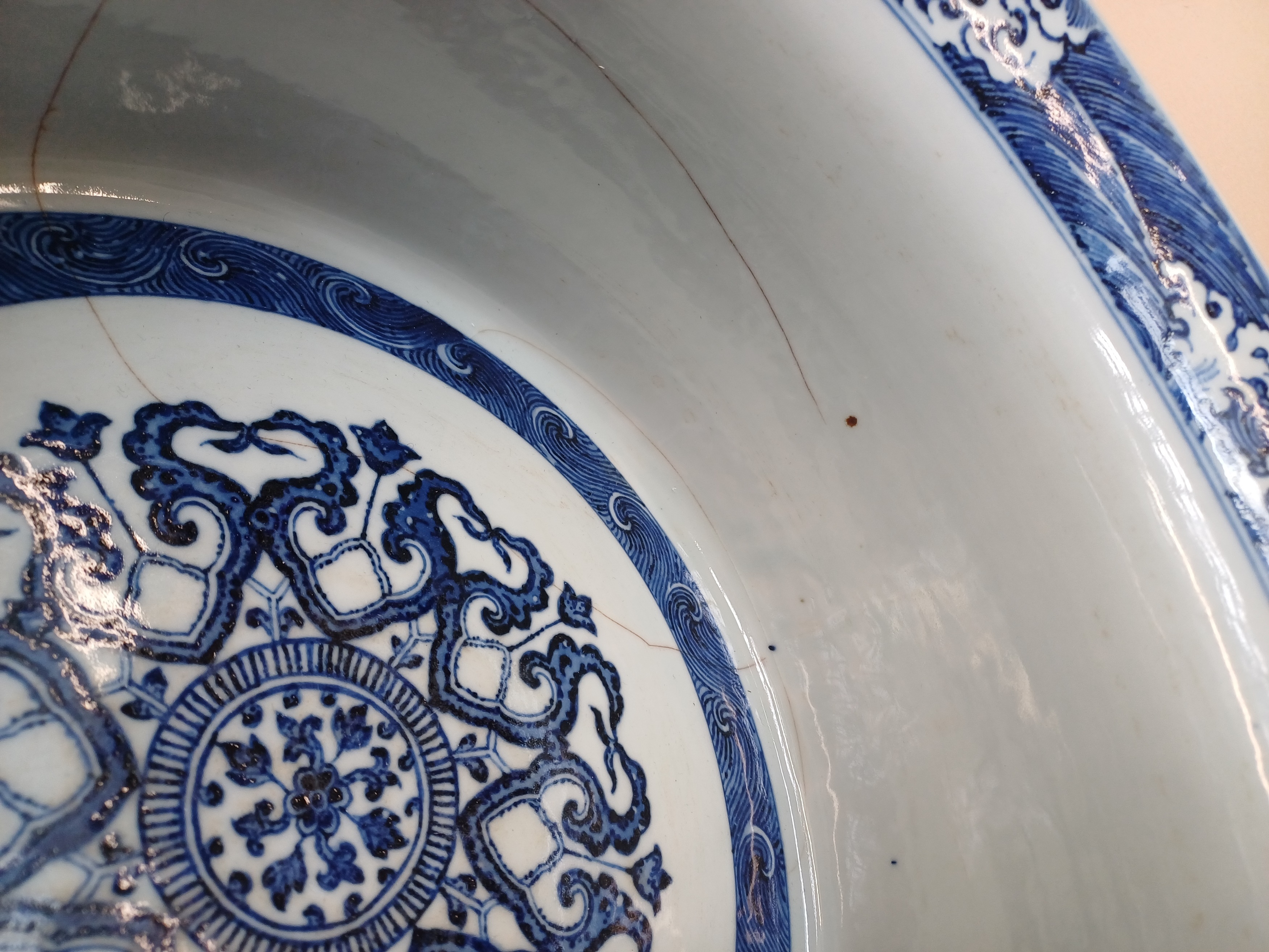 A CHINESE MING-STYLE BLUE AND WHITE 'LOTUS' BASIN 明式青花纏枝蓮紋盆 《大清雍正年製》款 - Image 3 of 14