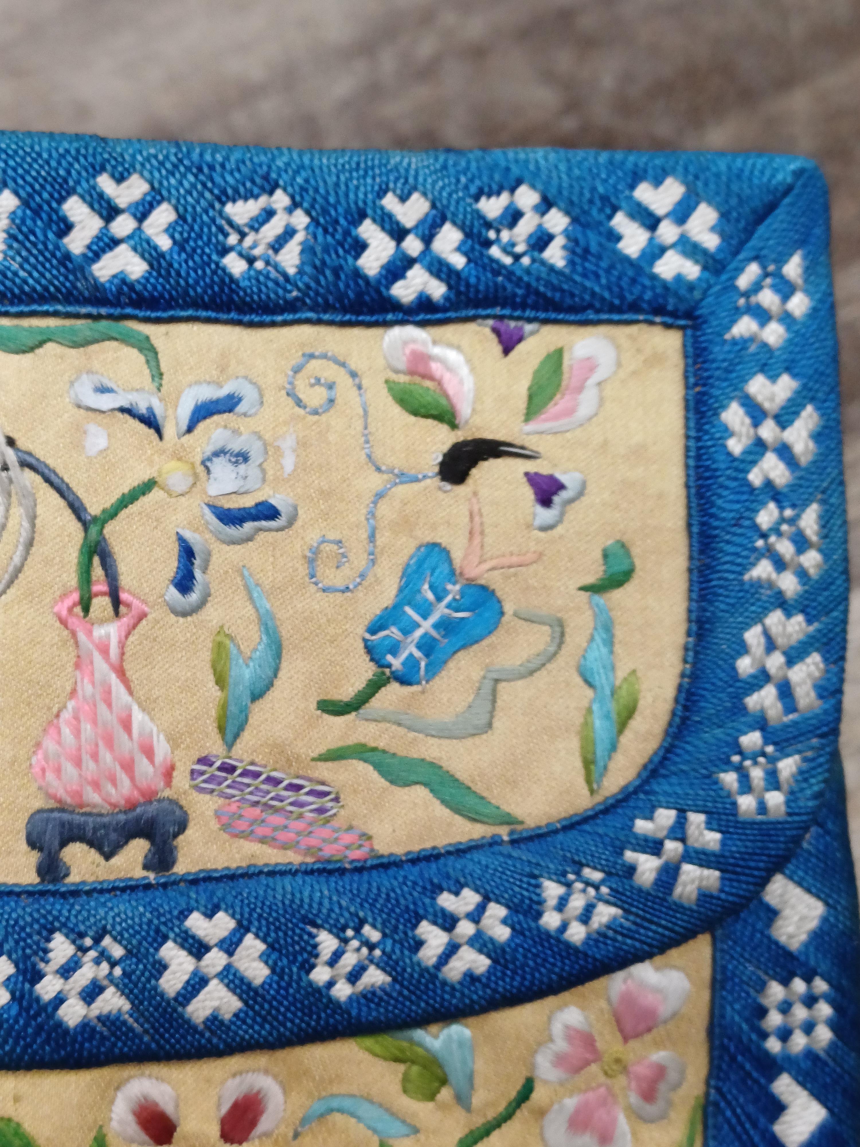A CHINESE SILK EMBROIDERED PURSE 清十九世紀 絲繡花卉圖紋包 - Image 5 of 10