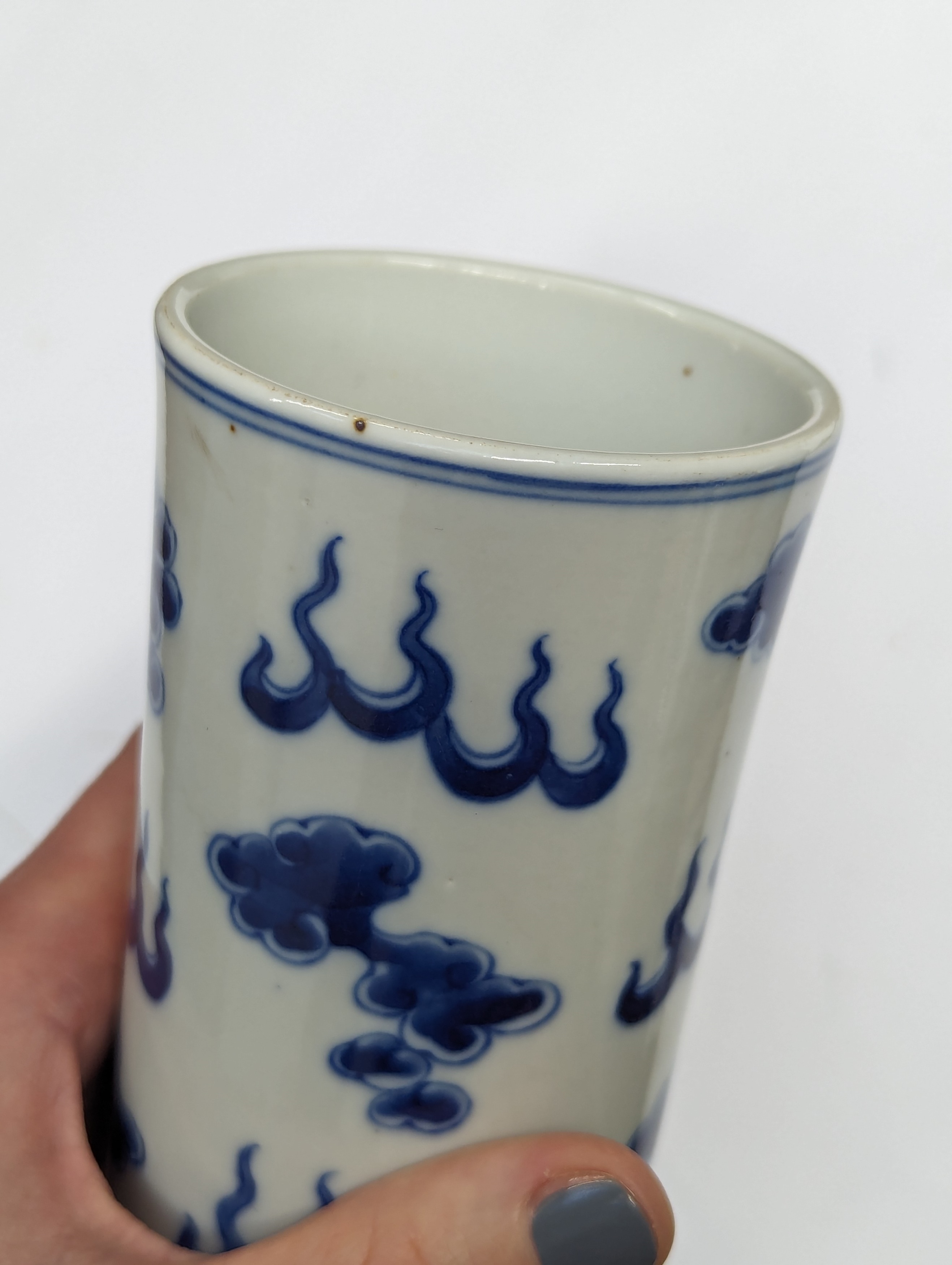 A CHINESE BLUE AND WHITE 'DRAGONS' VASE 清十九世紀 青花雲龍紋瓶 - Image 7 of 28
