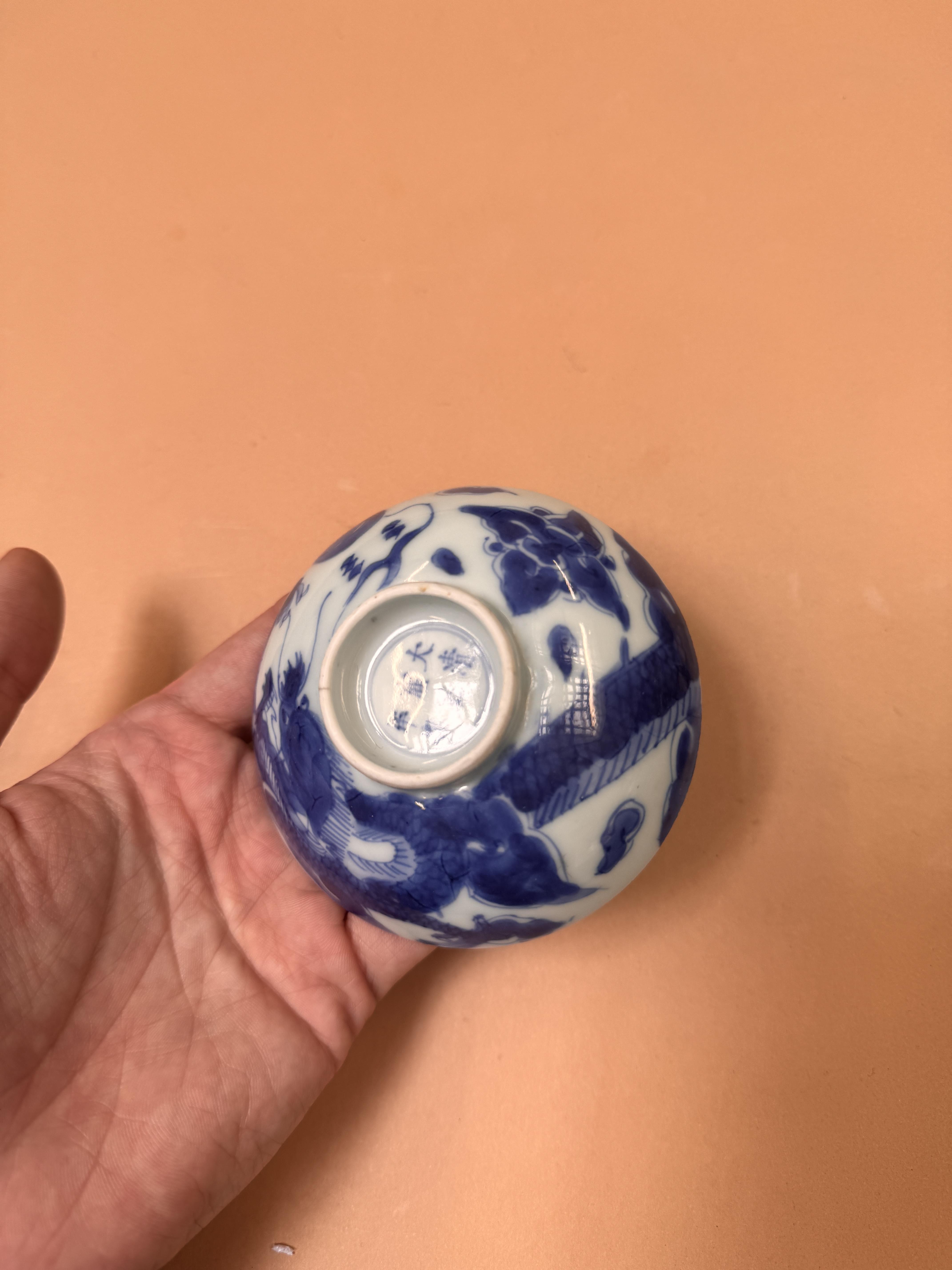 A CHINESE BLUE AND WHITE 'DRAGON' COVER 清十九世紀 青花龍紋盌 《大清雍正年製》款 - Image 12 of 12