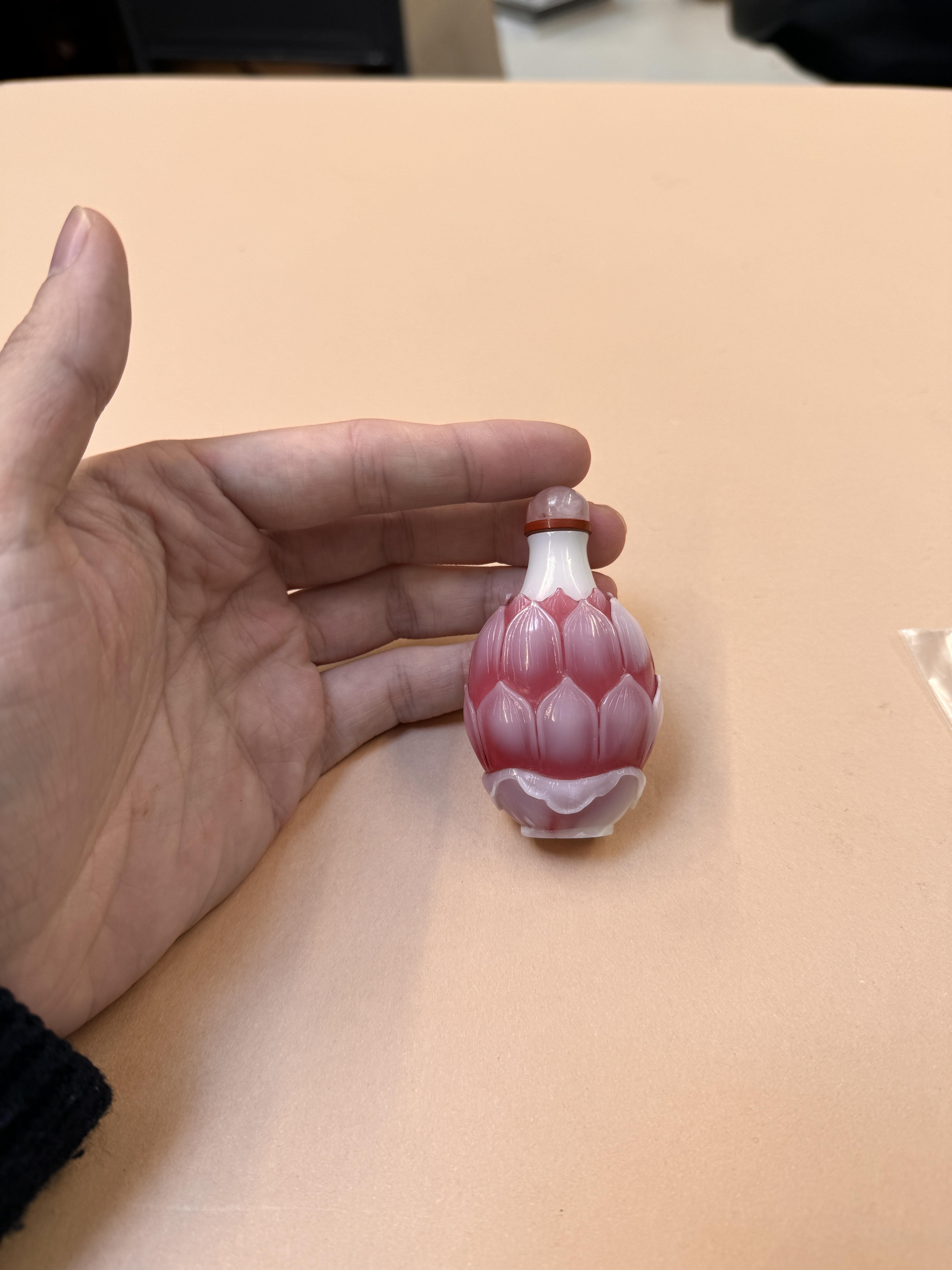 A CHINESE WHITE AND PINK BEIJING GLASS 'LOTUS' SNUFF BOTTLE 十九世紀 粉紅料荷花形鼻煙壺 - Image 15 of 16