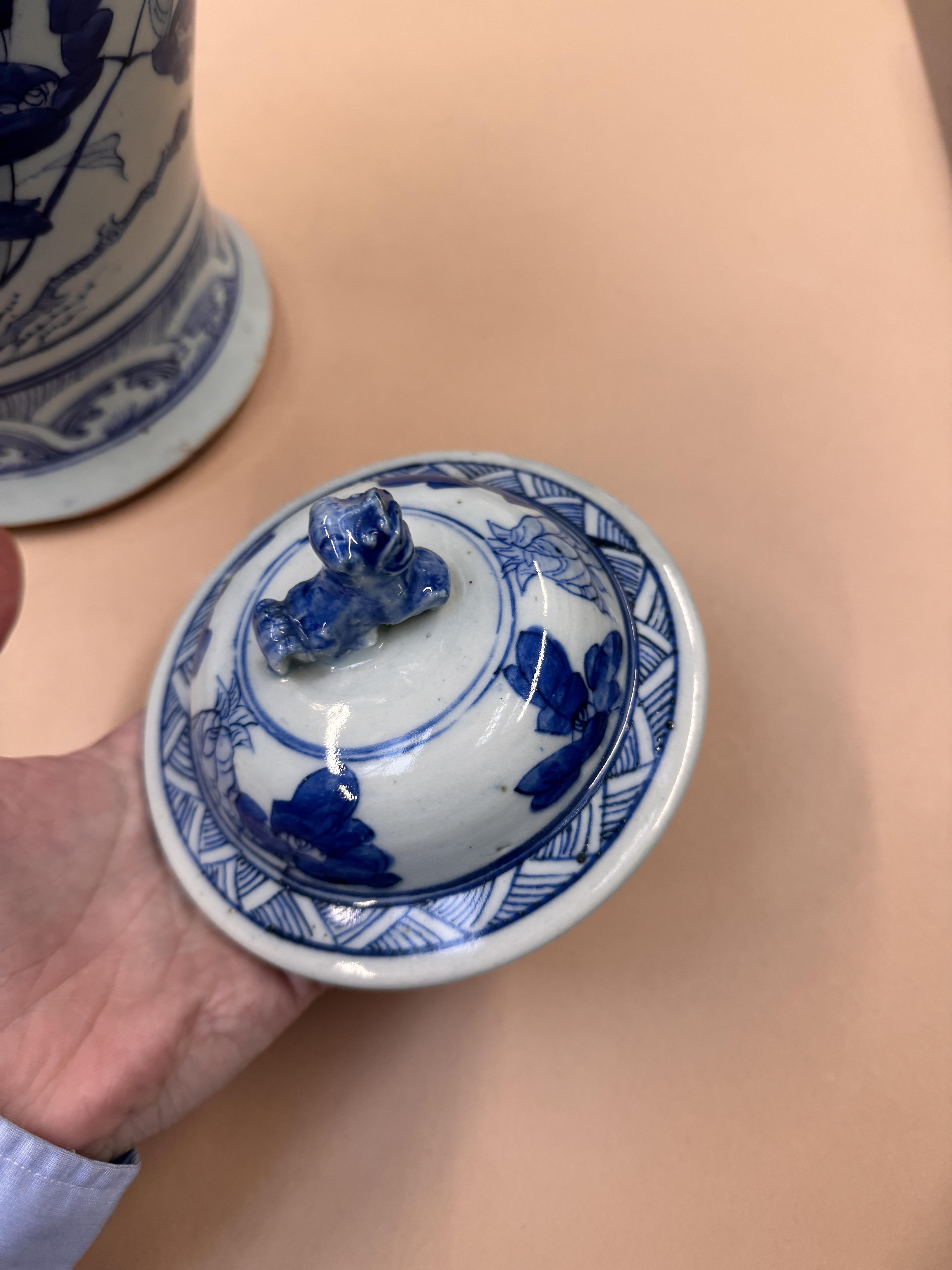 A CHINESE BLUE AND WHITE BALUSTER VASE AND COVER 清十九世紀 青花花鳥圖紋獅鈕蓋罐 - Image 22 of 28