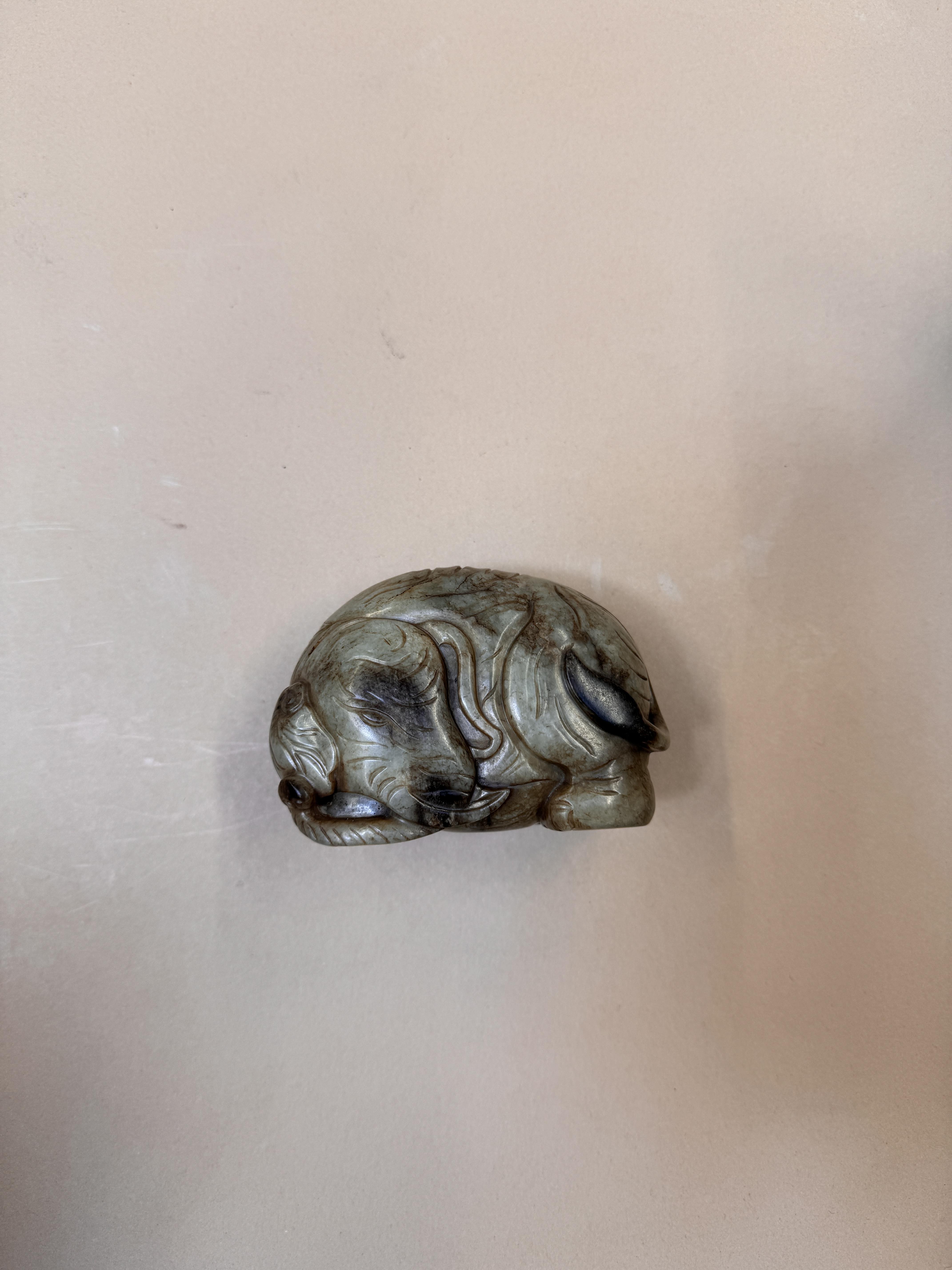 A CHINESE GREY AND BLACK JADE 'ELEPHANT' CARVING 清 灰玉臥象 - Image 18 of 18