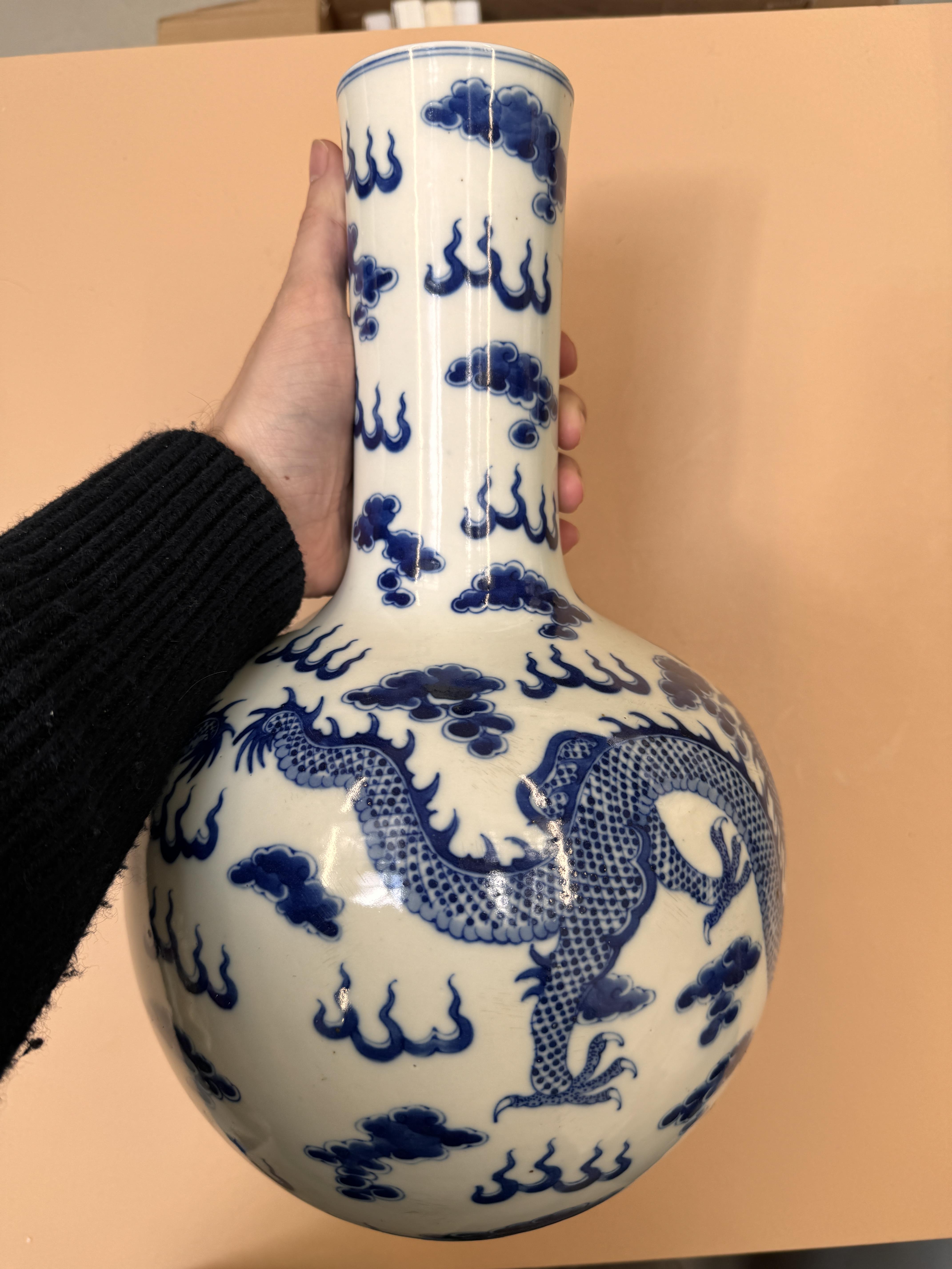 A CHINESE BLUE AND WHITE 'DRAGONS' VASE 清十九世紀 青花雲龍紋瓶 - Image 22 of 28