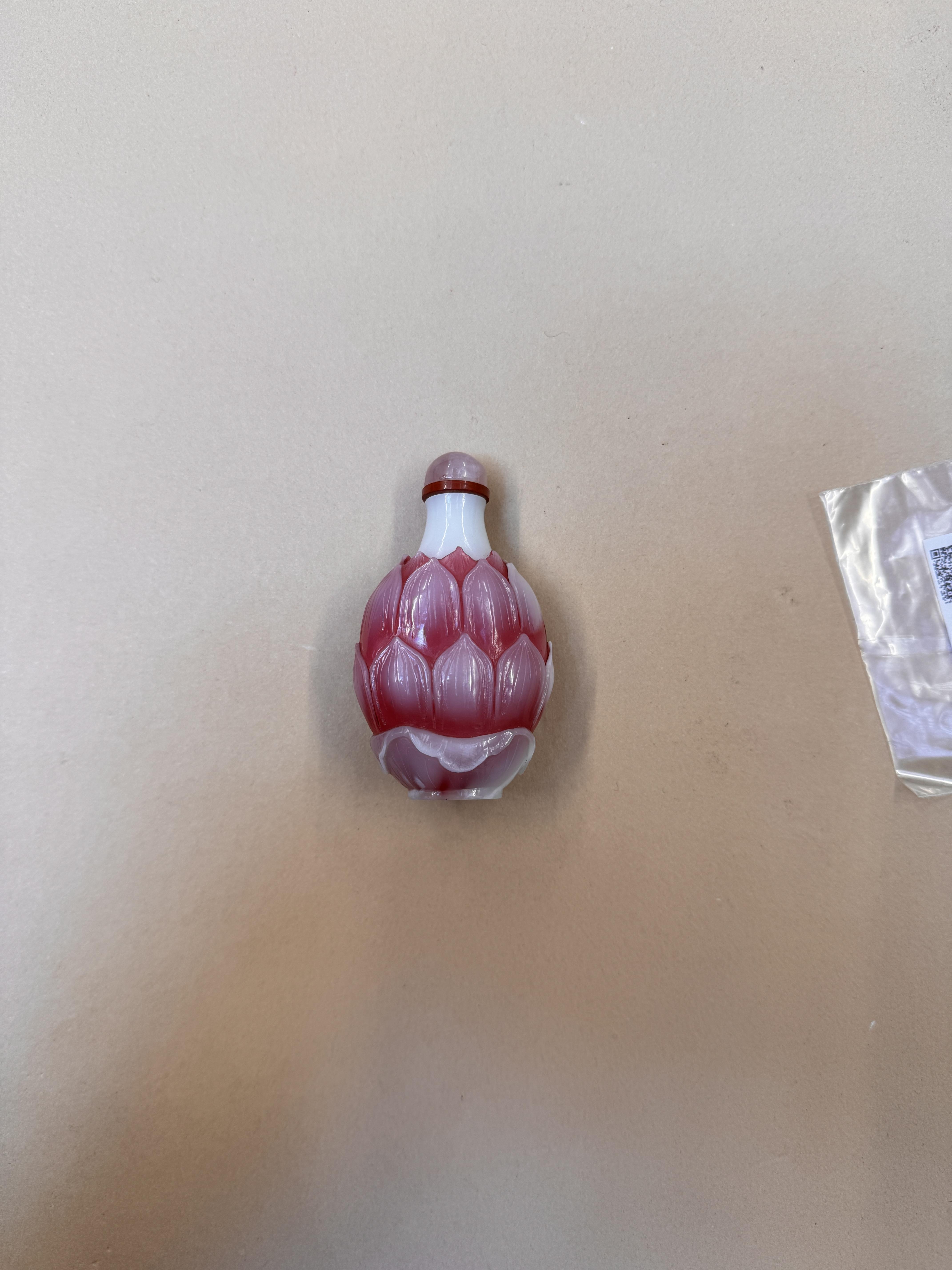 A CHINESE WHITE AND PINK BEIJING GLASS 'LOTUS' SNUFF BOTTLE 十九世紀 粉紅料荷花形鼻煙壺 - Image 8 of 16