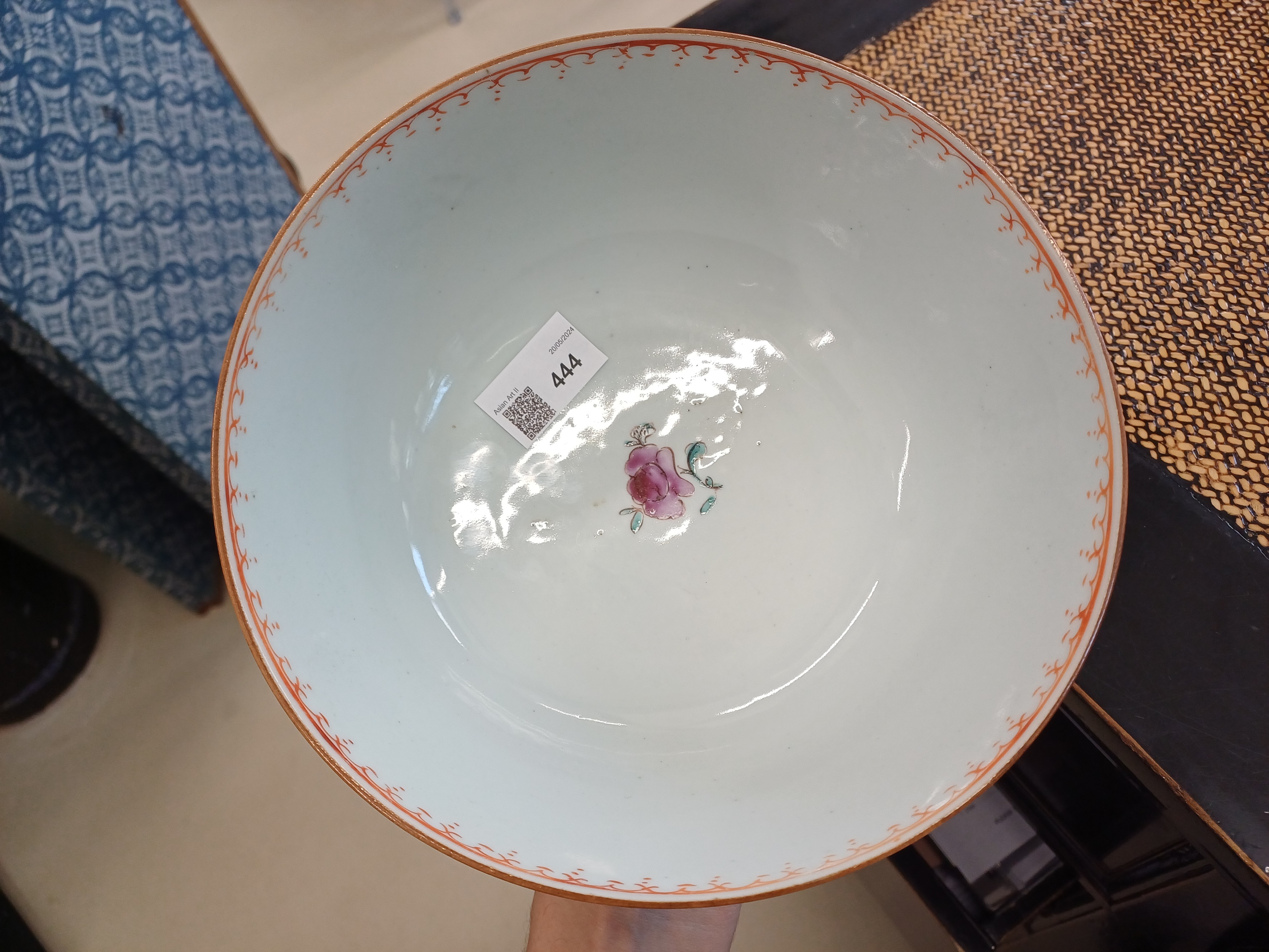 A SMALL CHINESE EXPORT FAMILLE-ROSE 'MANDARIN PALETTE' BOWL 清十八世紀 外銷粉彩人物故事圖紋盌 - Image 3 of 6