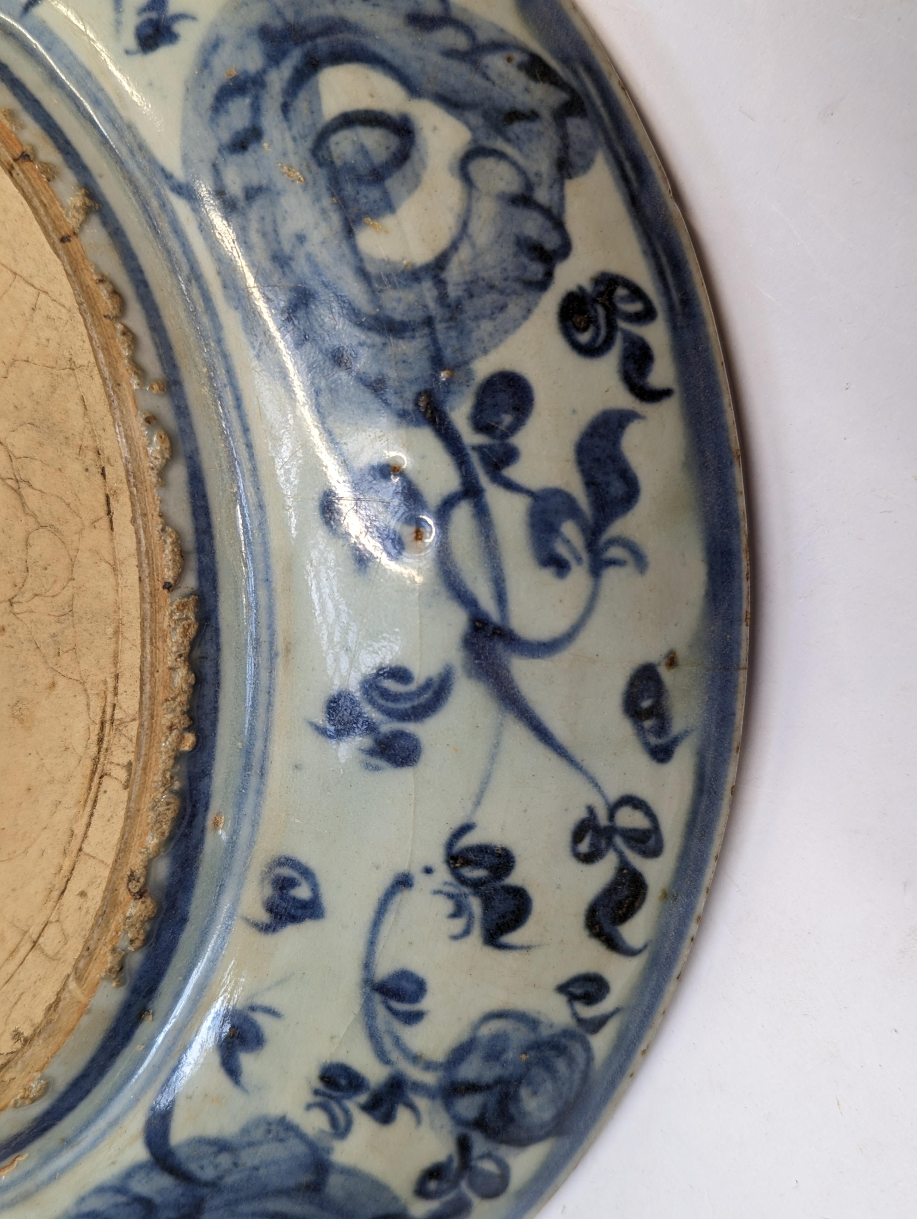 A CHINESE BLUE AND WHITE 'SCHOLAR'S ROCK' DISH 明 青花供石紋盤 - Image 13 of 13