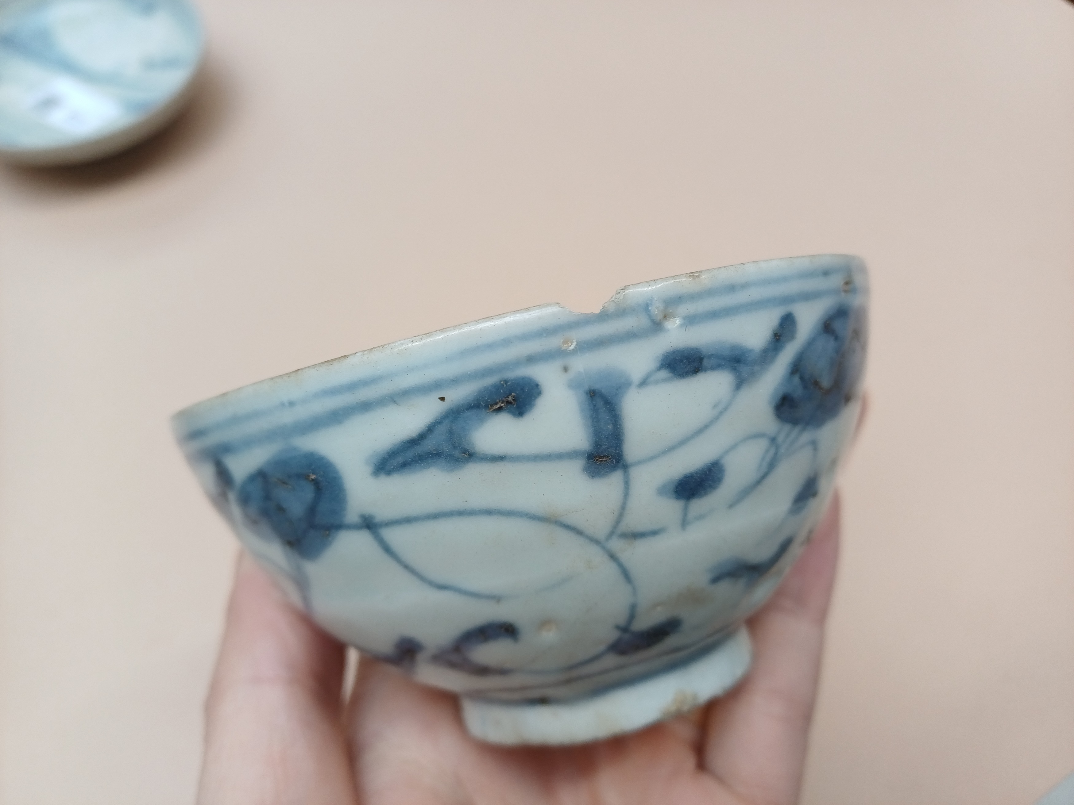 TWO CHINESE BLUE AND WHITE BOWLS AND A 'SHIPWRECK' SAUCER 明 青花盌兩件及盤 - Image 8 of 16